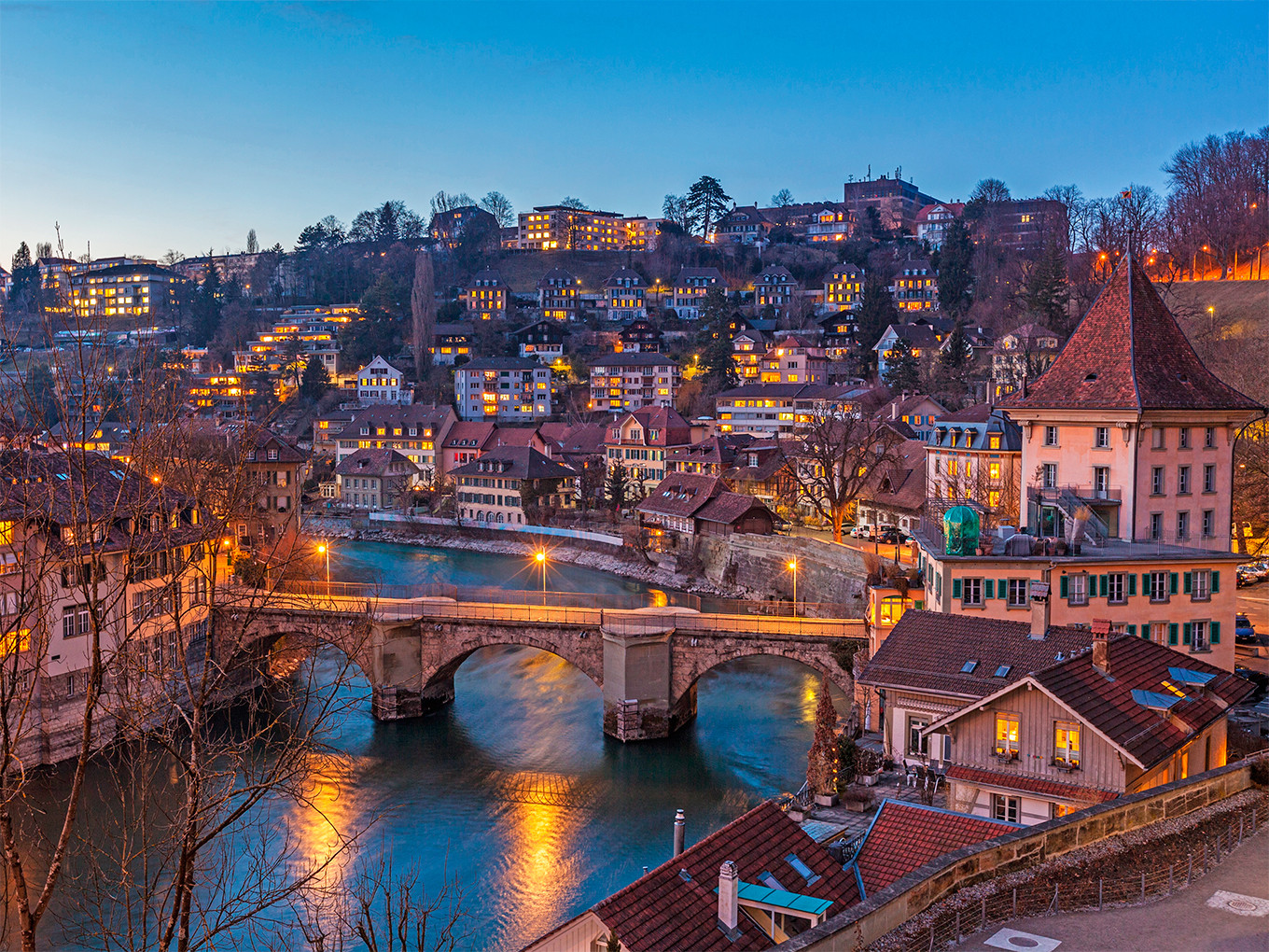 Belgium switzerland. Ночной Берн. Берн Швейцария на рассвете. Берн и Гренобль. Bern город фото мужчины.