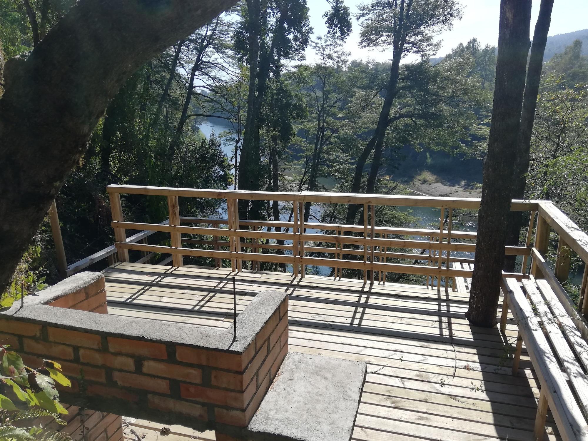 Vista Exterior Wonderful Rustic Cabin 2, With Native Logs, on the Banks of the Trancura River