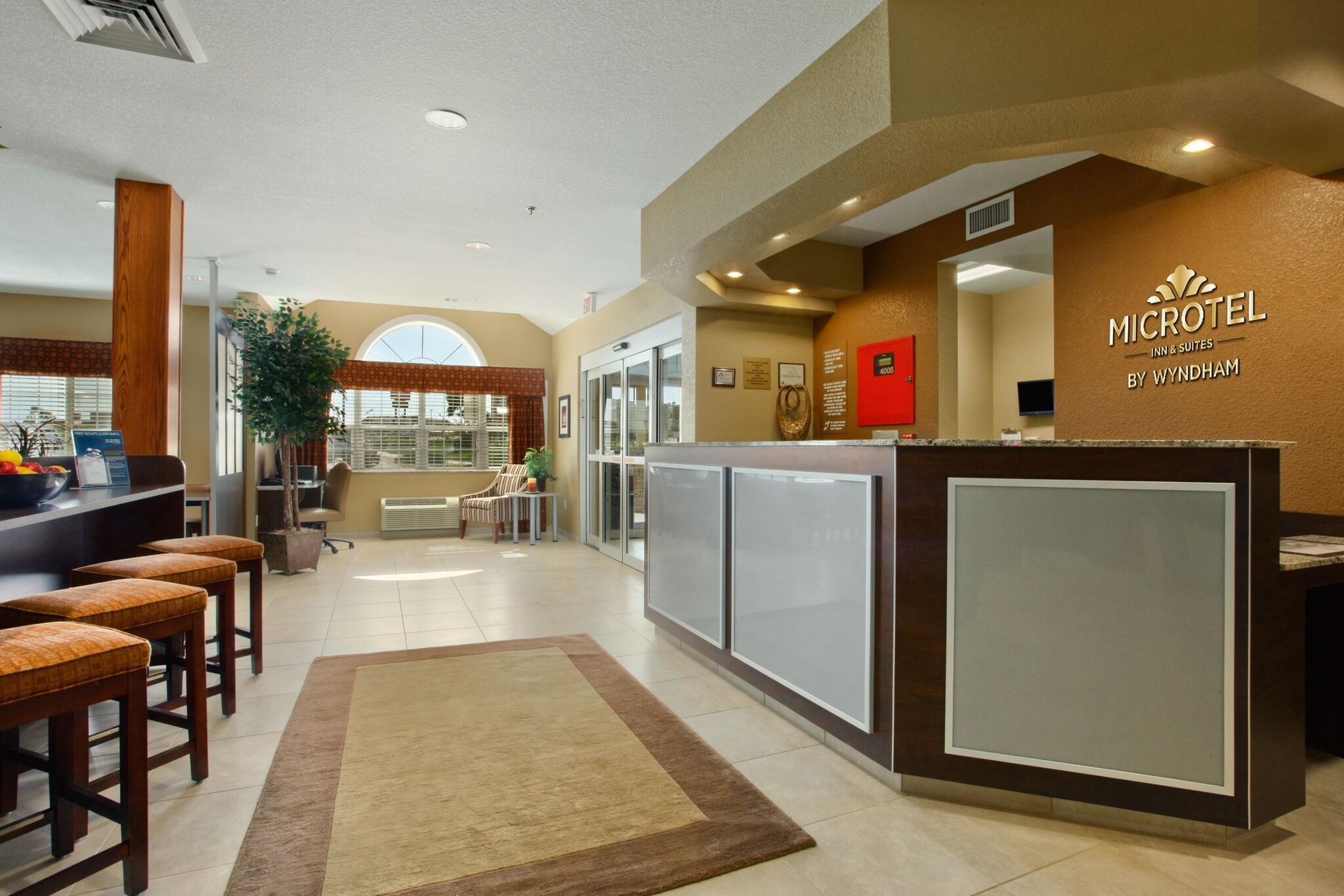 Vista Lobby Microtel Inn & Suites by Wyndham Dickinson