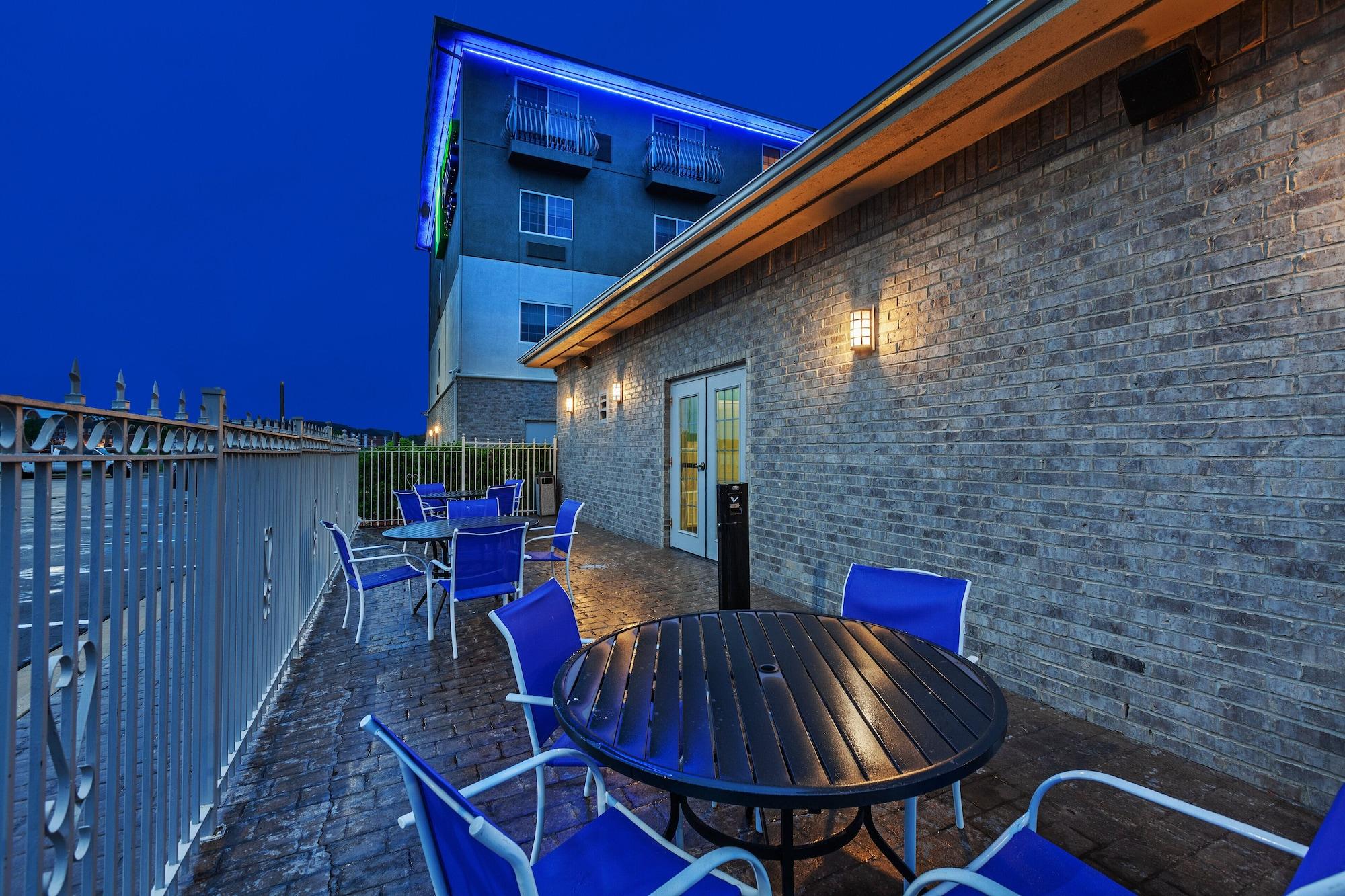 Vista Exterior Holiday Inn Express Hotel & Suites Jenks by IHG