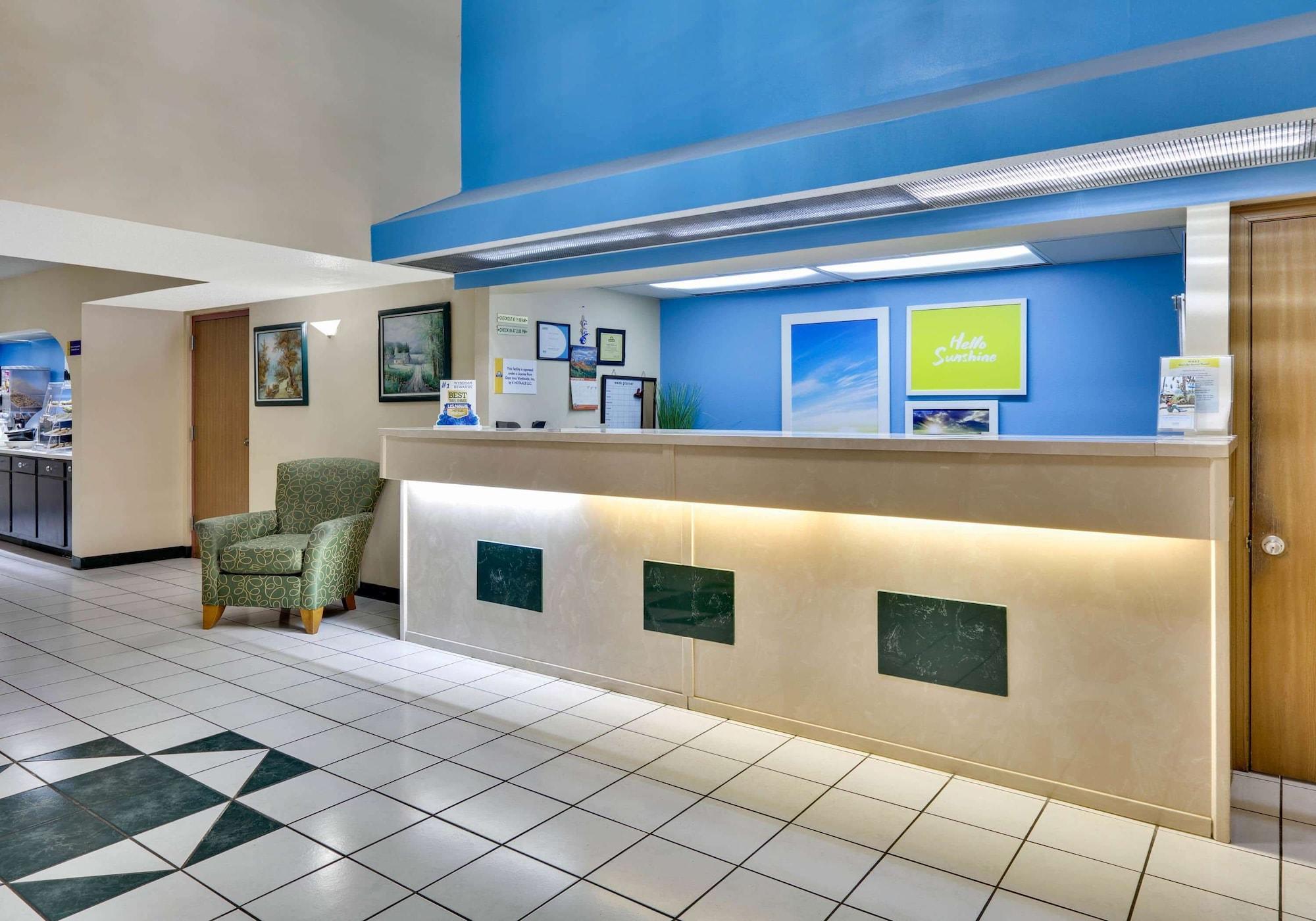 Vista Lobby Days Inn & Suites by Wyndham Bentonville