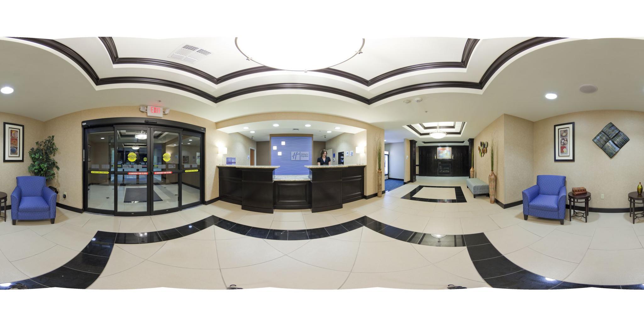 Vista Lobby Holiday Inn Express Hotel & Suites Pryor