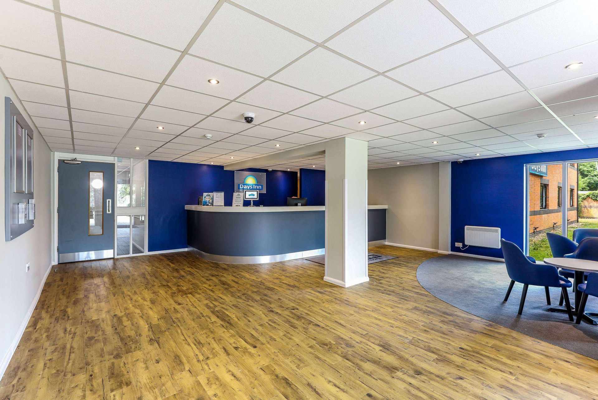 Vista Lobby Days Inn by Wyndham Warwick North M40