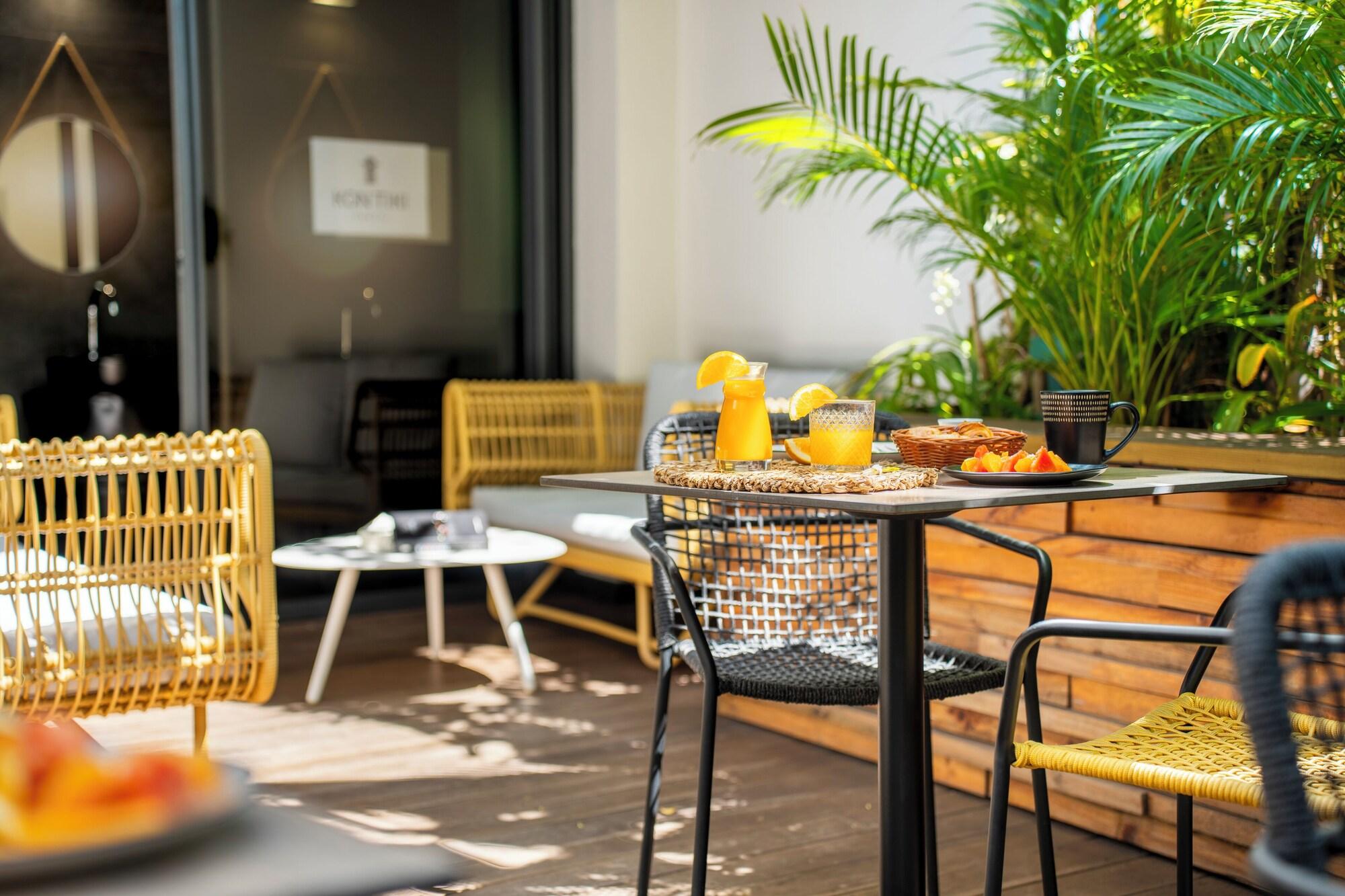 Varios Polynesian Cabins by Kon Tiki