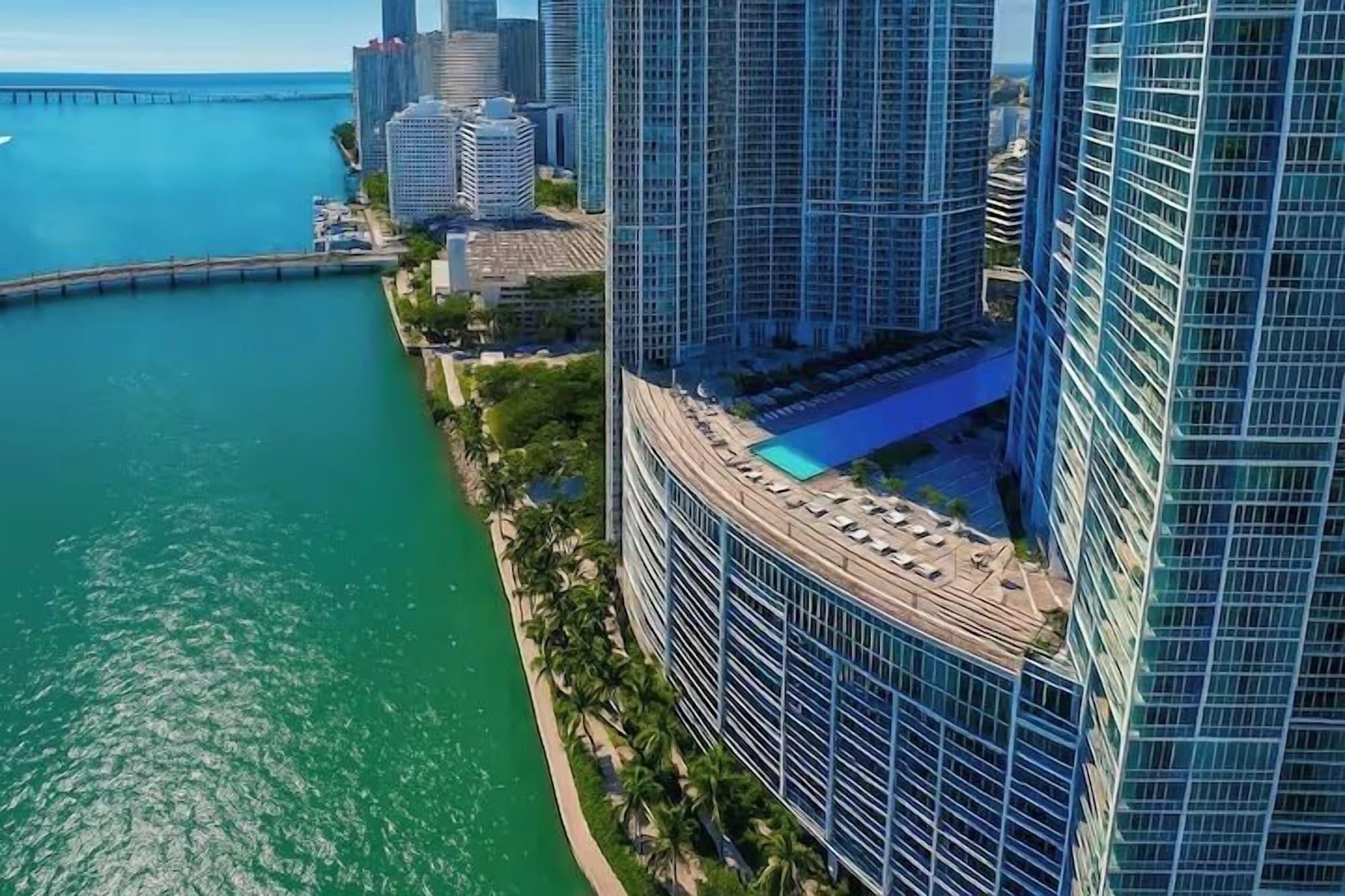 Vista Piscina The Bay Suites - W Miami