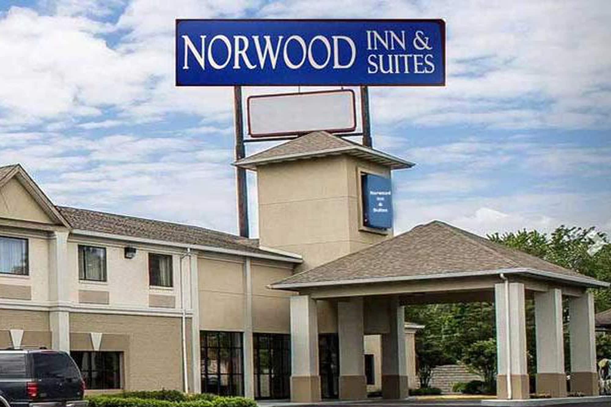 Vista Exterior Norwood Inn & Suites North Conference Center