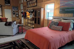 Alquiler Vacacional - Unique Hangar & RV Experience with paddock and shelter for Horses