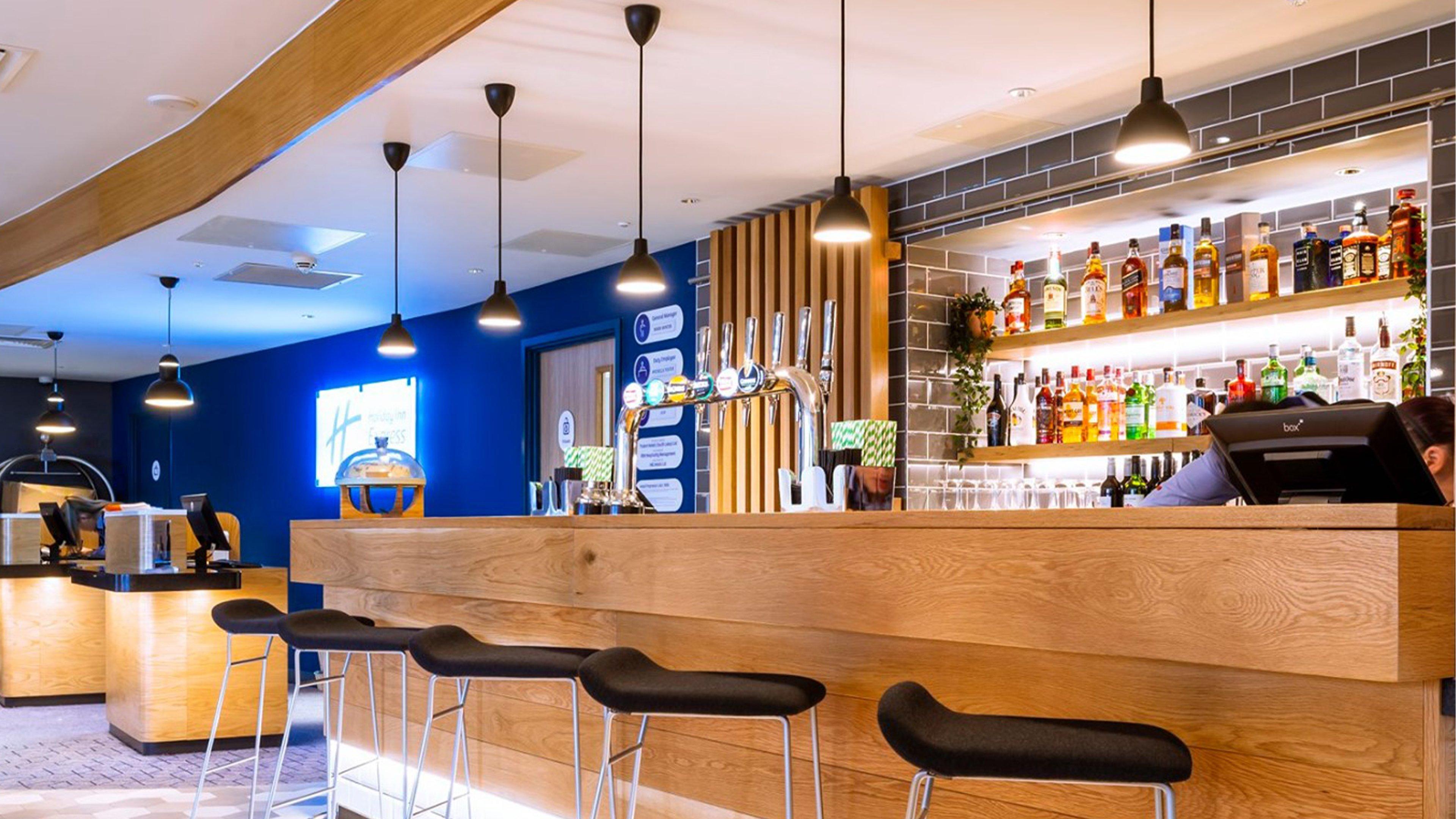Bar/Salón Holiday Inn Express Barrow-in-Furness by IHG