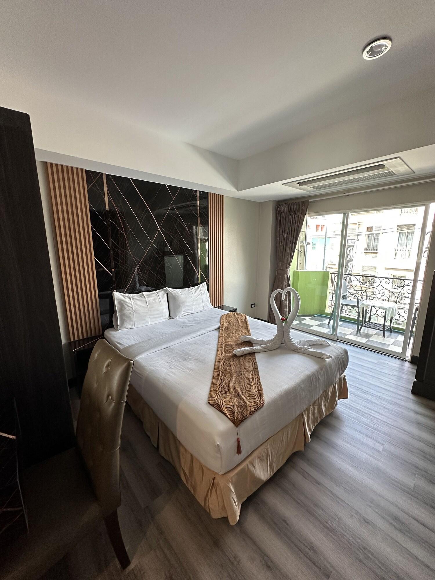 Varios Maleez Lodge Hotel and Restaurant