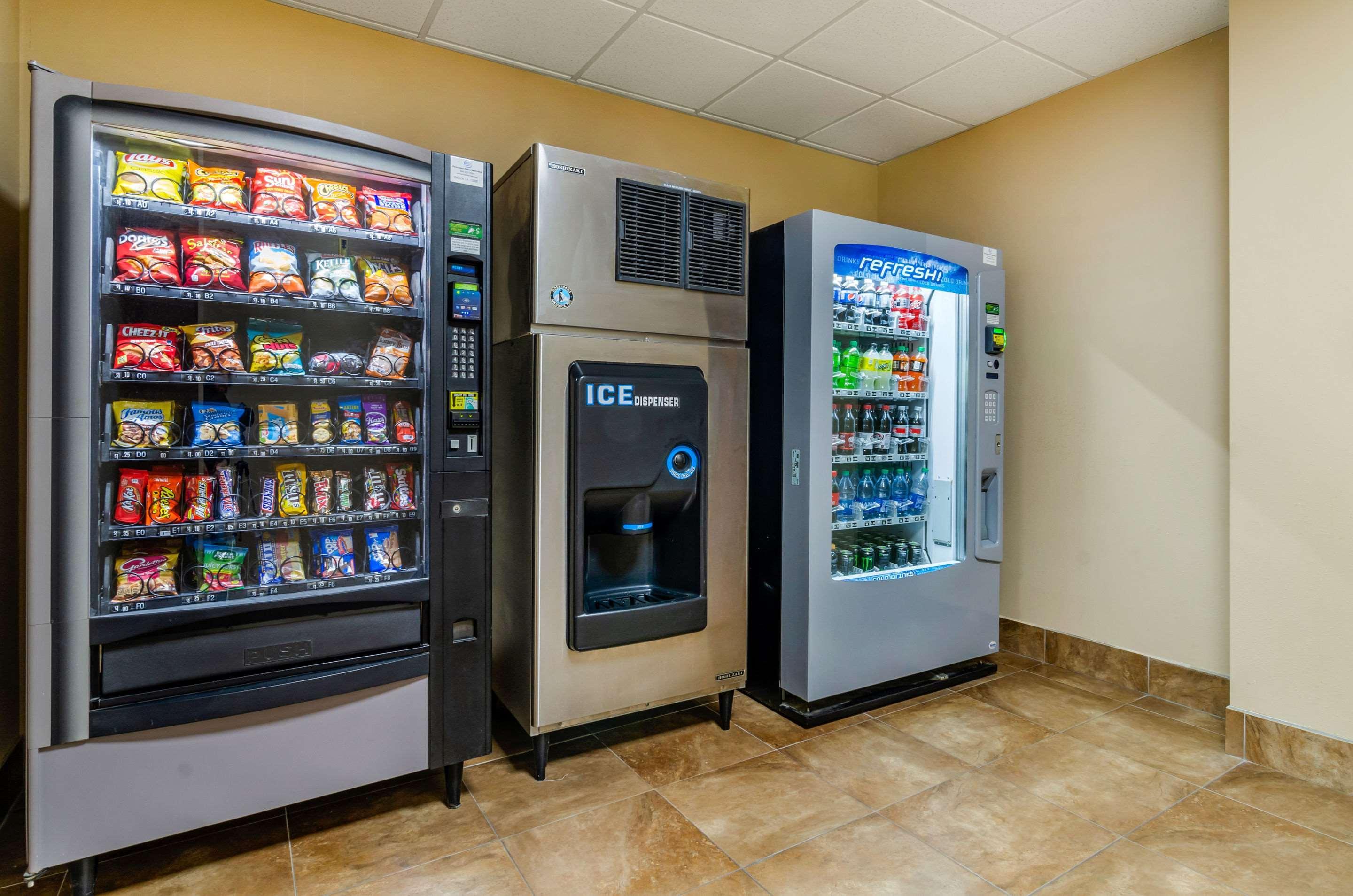 Vista Exterior Comfort Inn & Suites near Bethel College