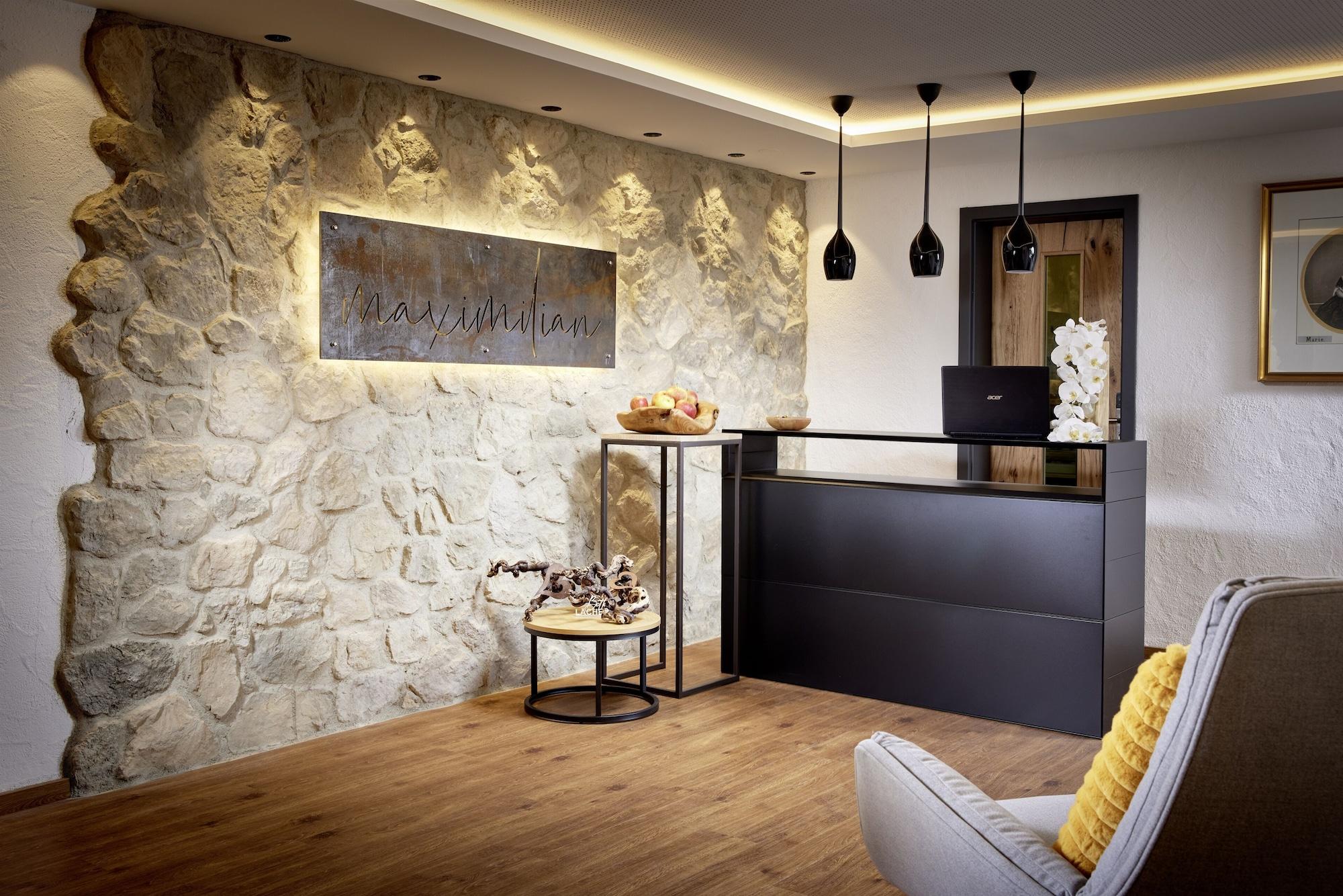 Varios Maximilian Appartements