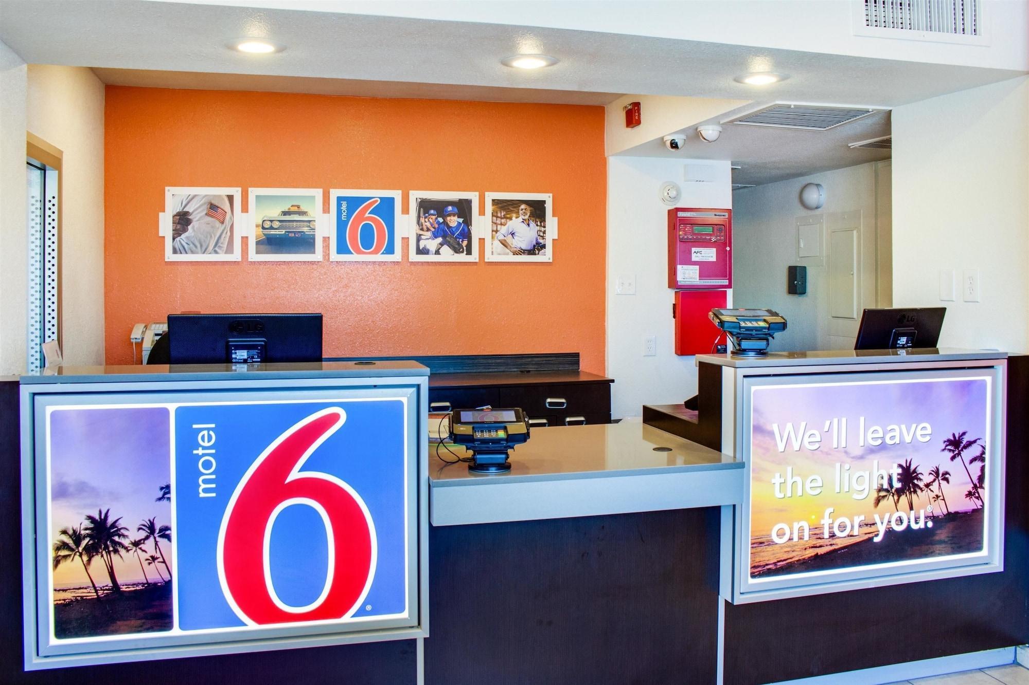 Vista Lobby Motel 6 Bakersfield, CA - South