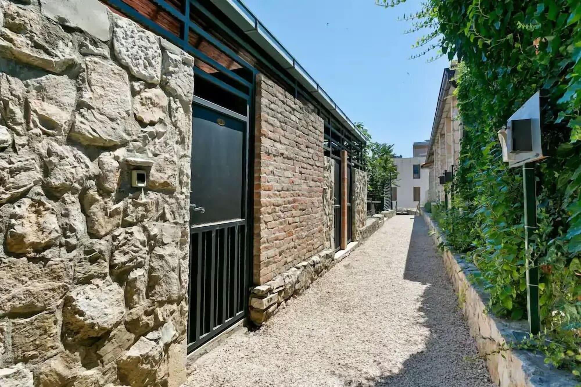 Vista Exterior Garden Apartment Hotel