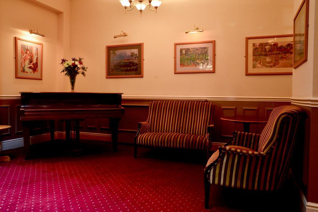Vista Lobby County Hotel