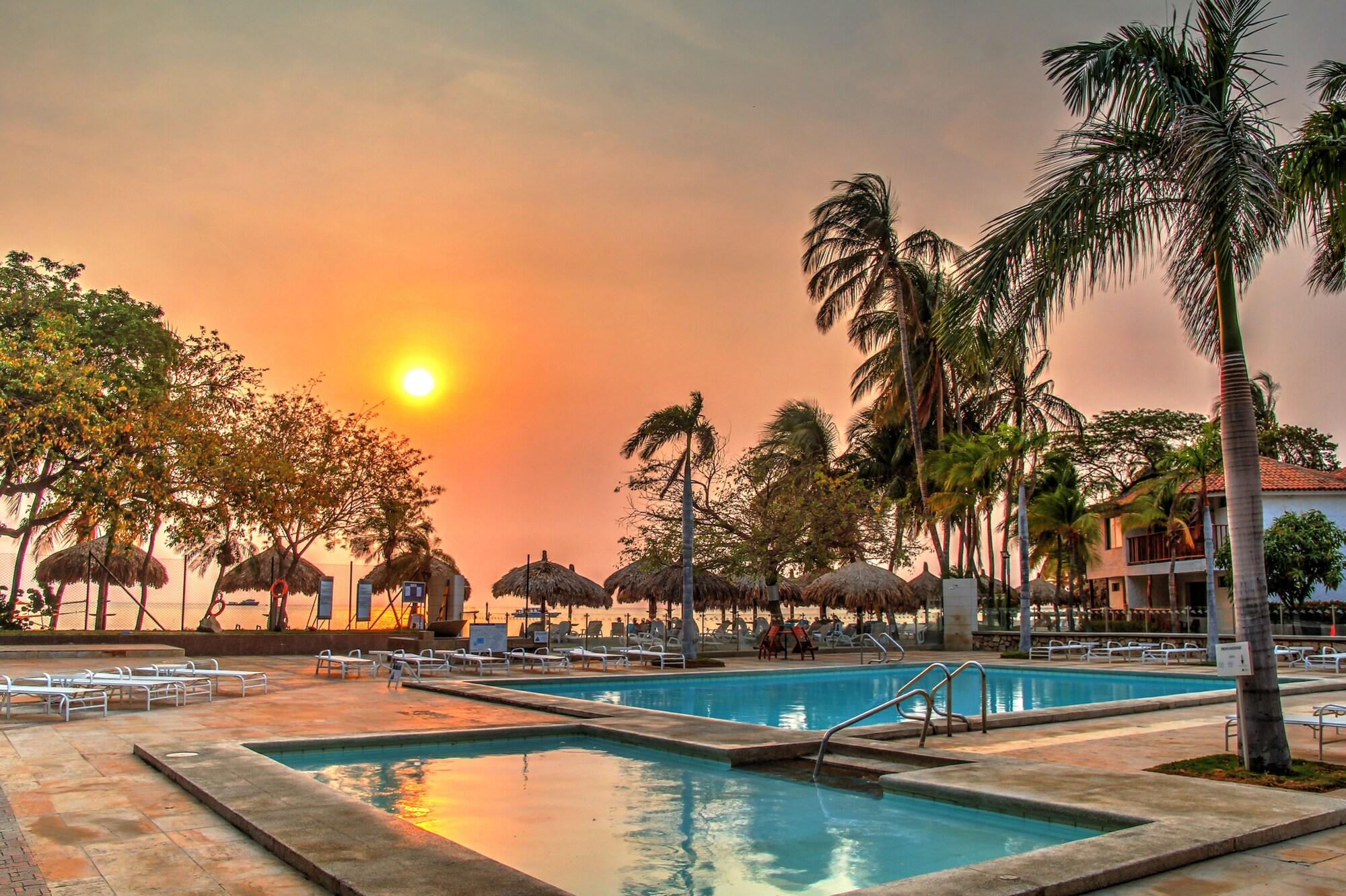 Vista da piscina Estelar Santamar Hotel
