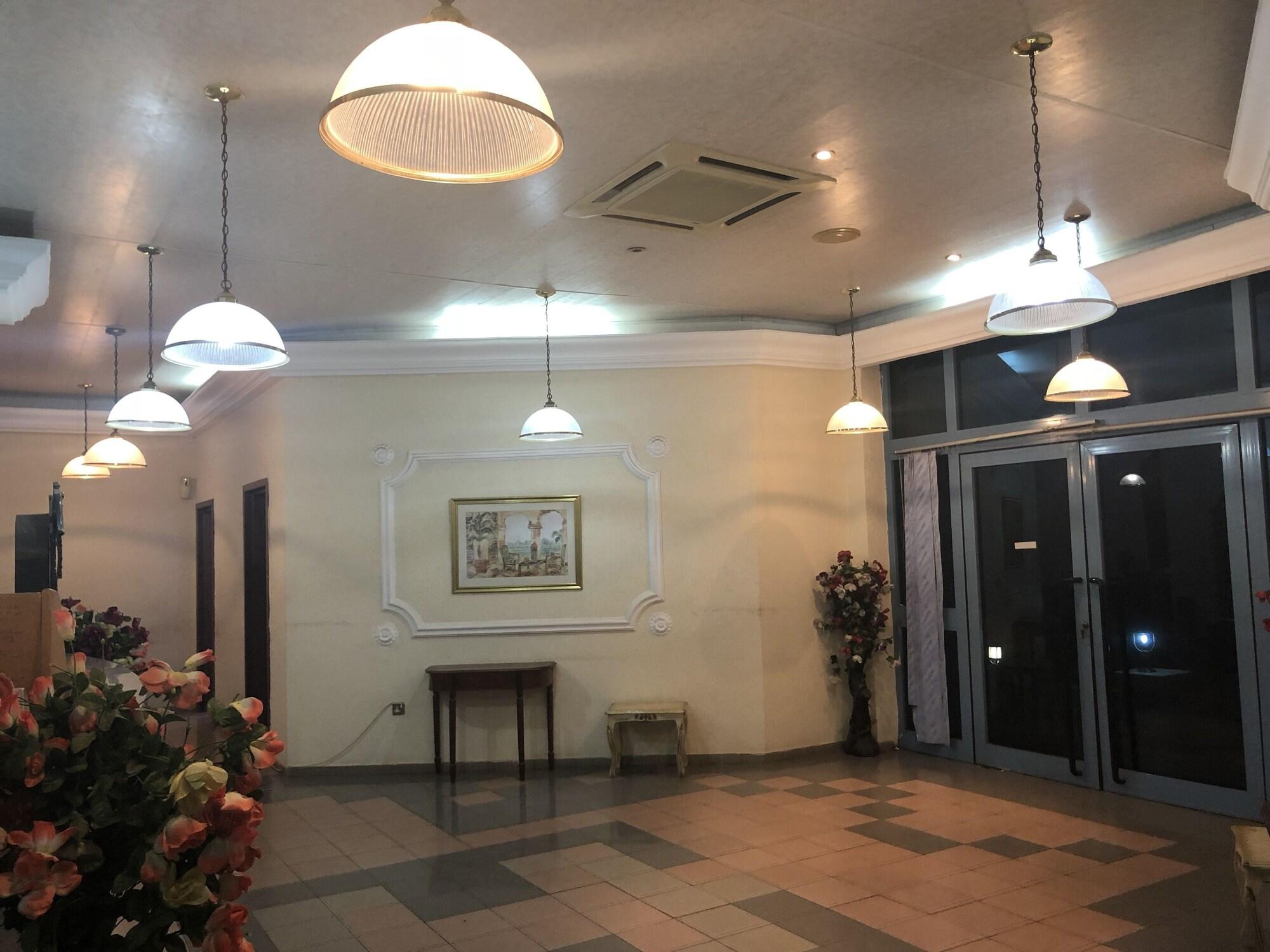 Vista Lobby Maple Leaf Hotel