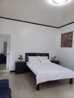 Alquiler Vacacional - Deluxe family room, bathrooms, internet, kitchen, living room, porch.