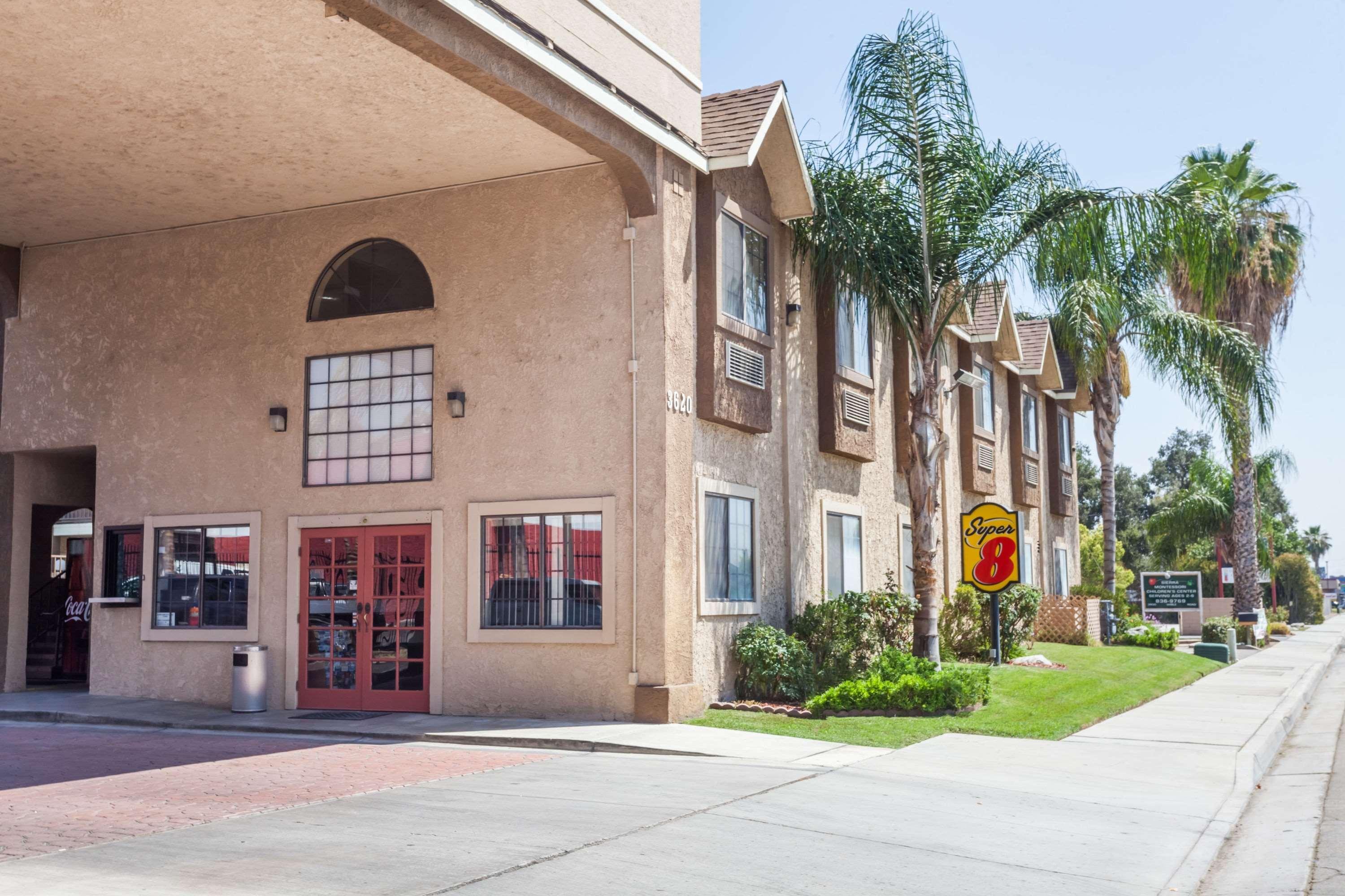 Vista Exterior Super 8 by Wyndham Bakersfield South CA