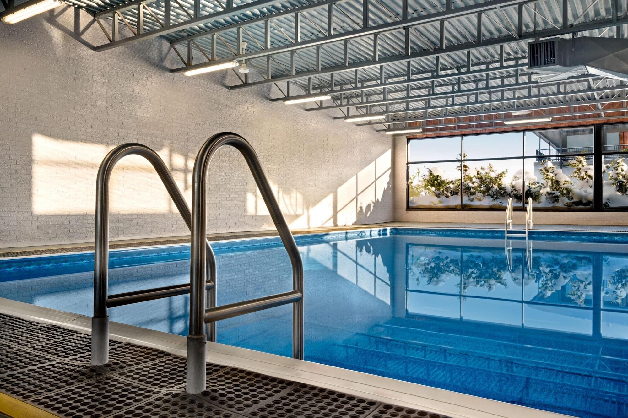 Vista Piscina Super 8 by Wyndham Hearst ON