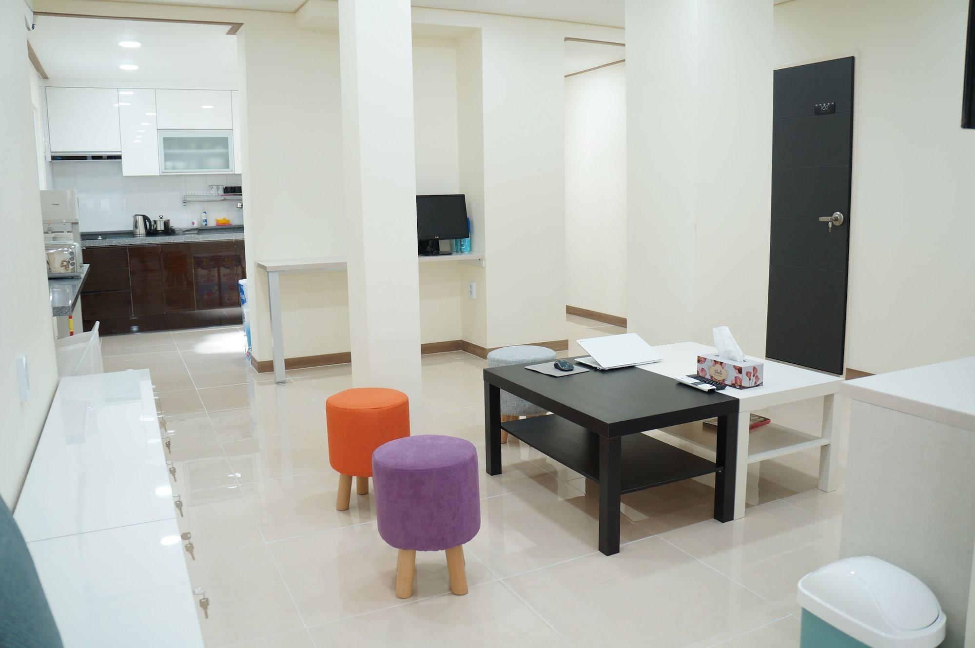 Varios Namsan Gil House