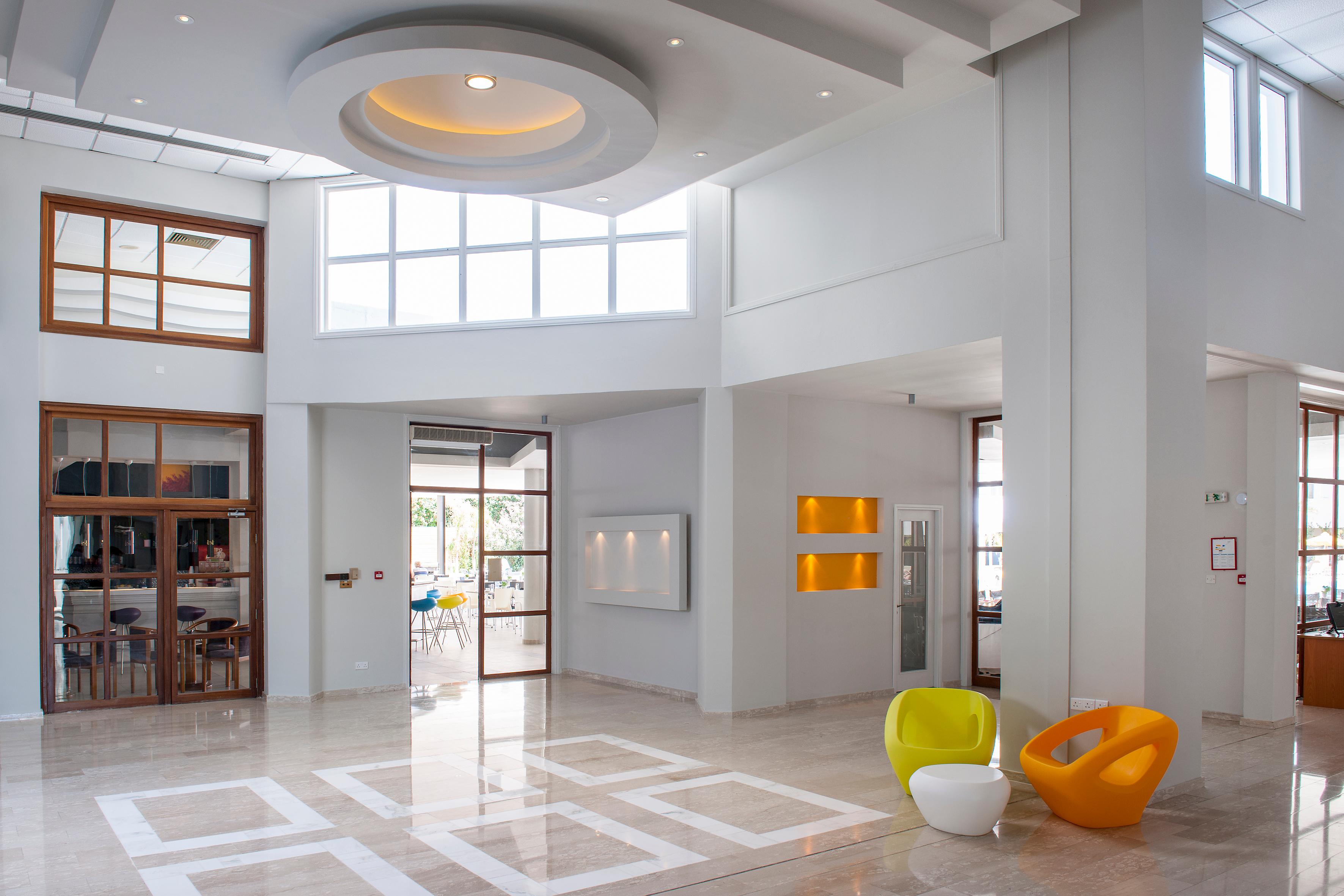 Vista Lobby Mayfair Hotel