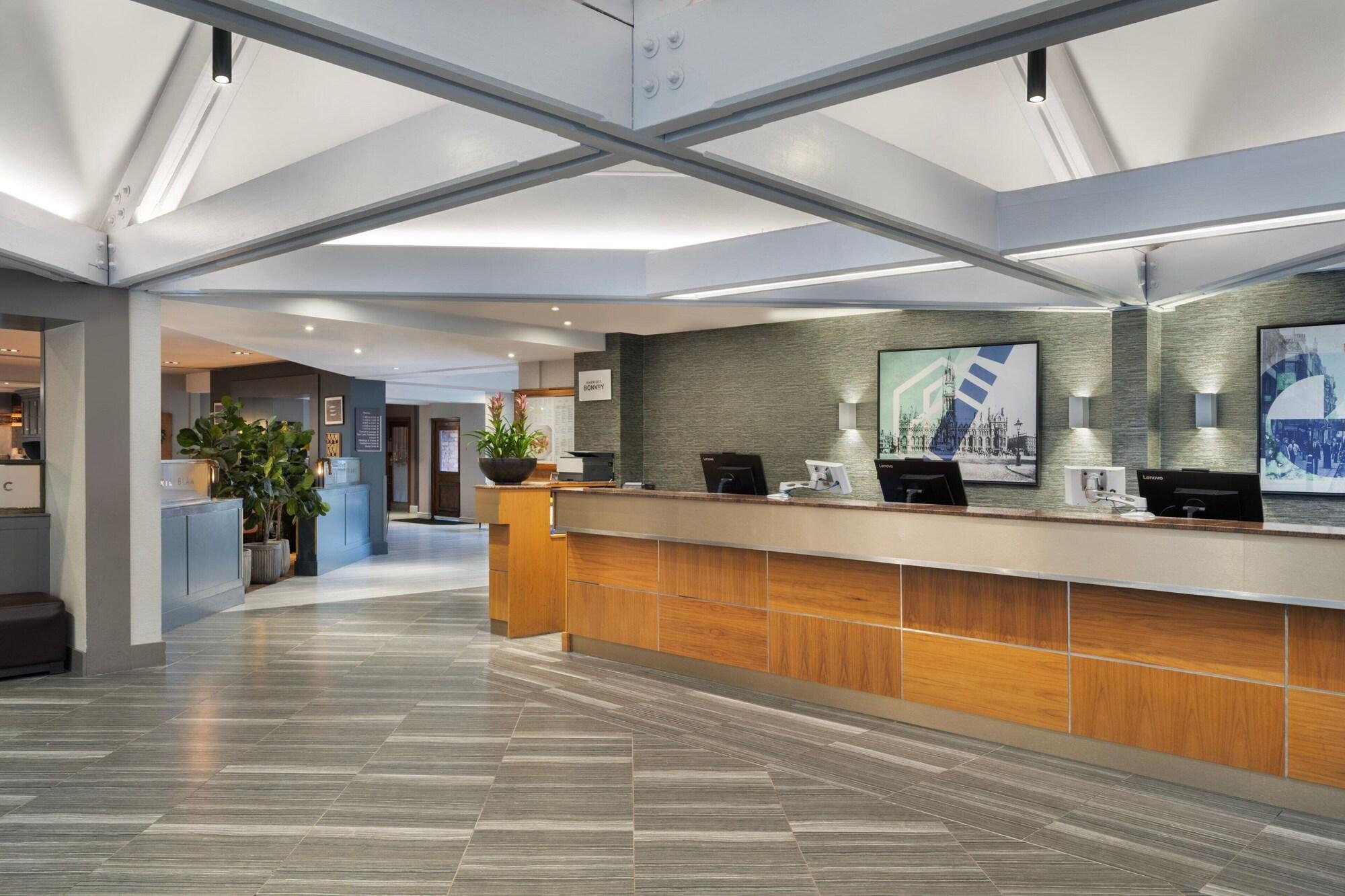 Vista Lobby Delta Hotels Manchester Airport