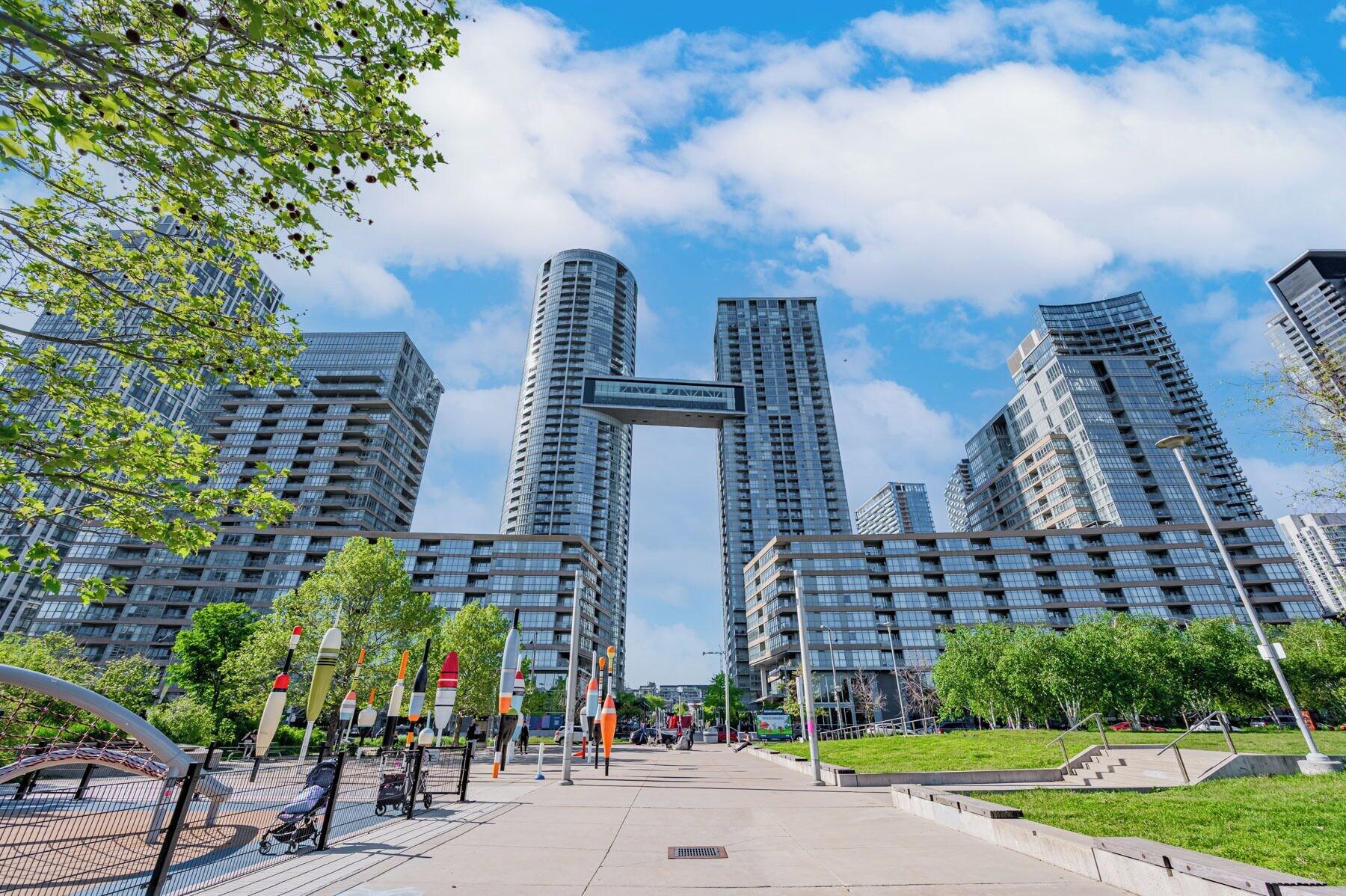 Vista Exterior City Suites w Views