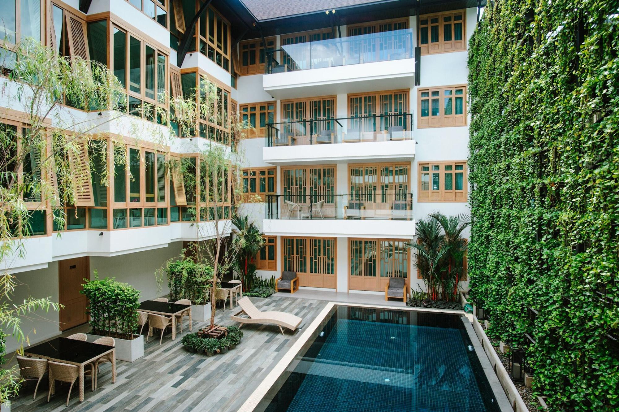 Varios Moon Dragon Hotel