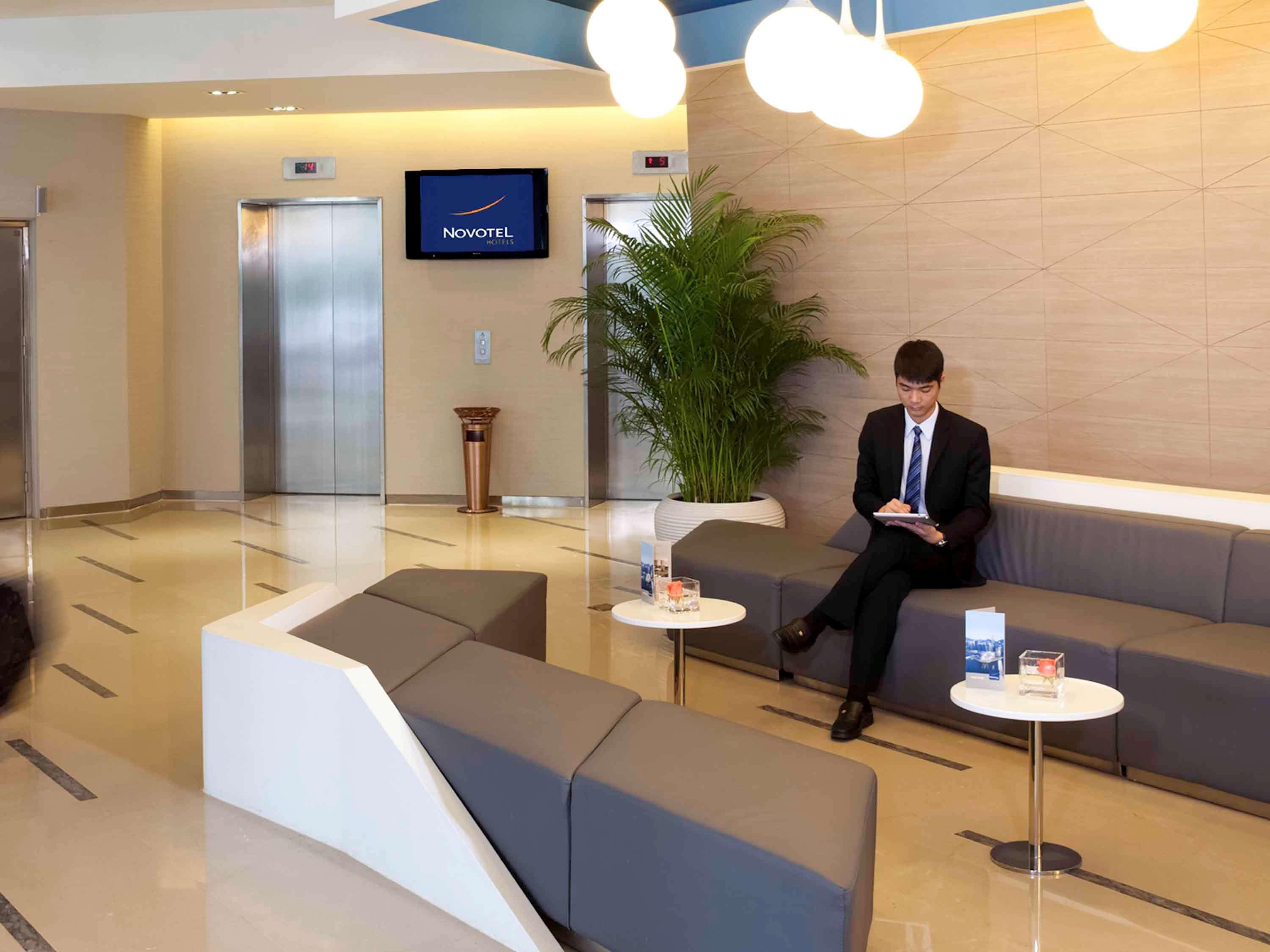 Vista Lobby Novotel Shenzhen Watergate