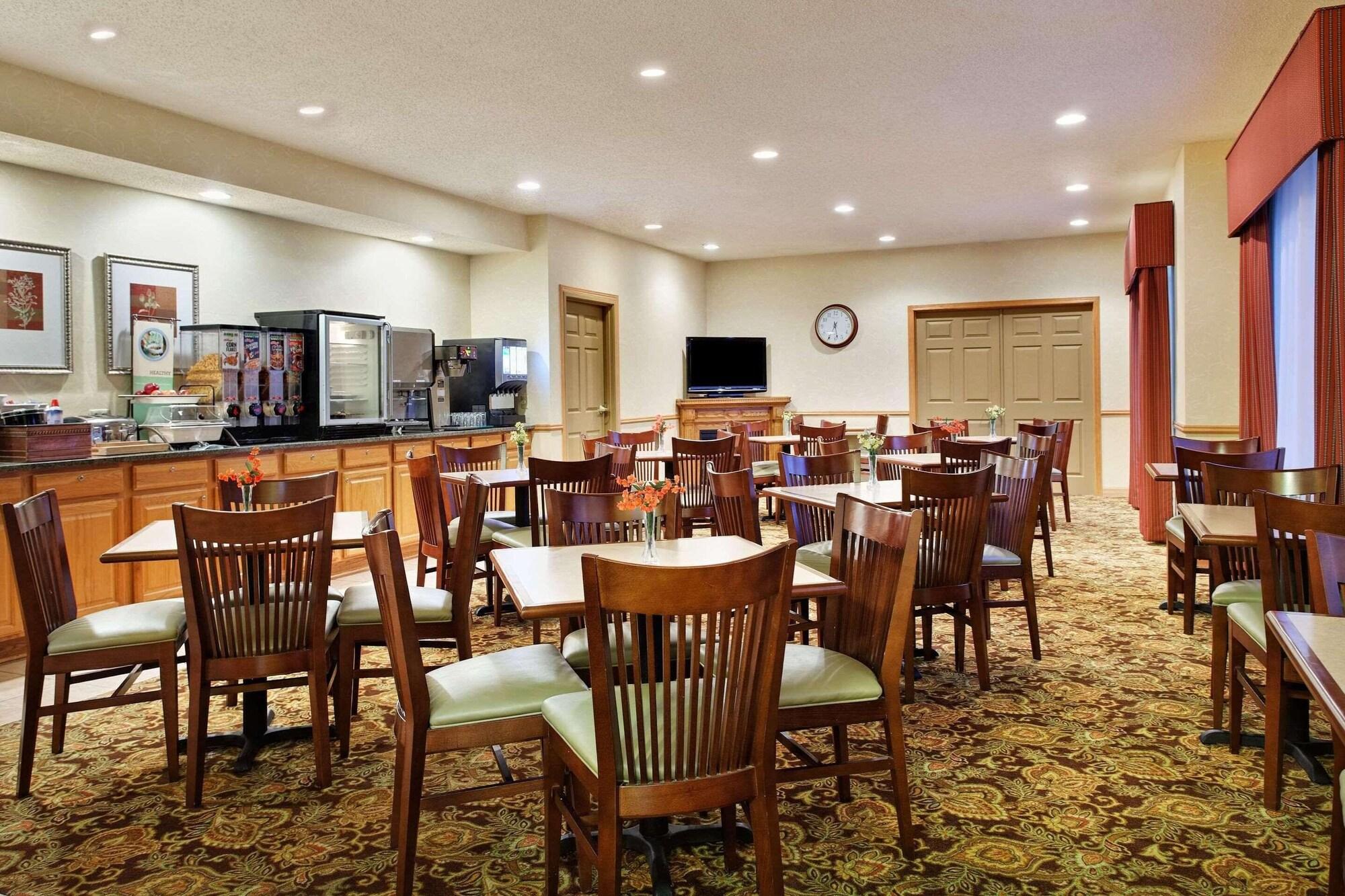 Restaurant Country Inn & Suites by Radisson, Rock Falls, IL