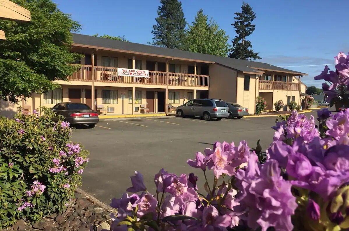 Varios Centralia Inn