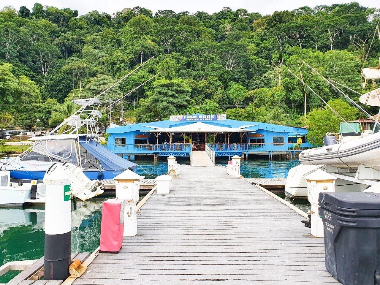 Vista Exterior Fish Hook Marina & Lodge