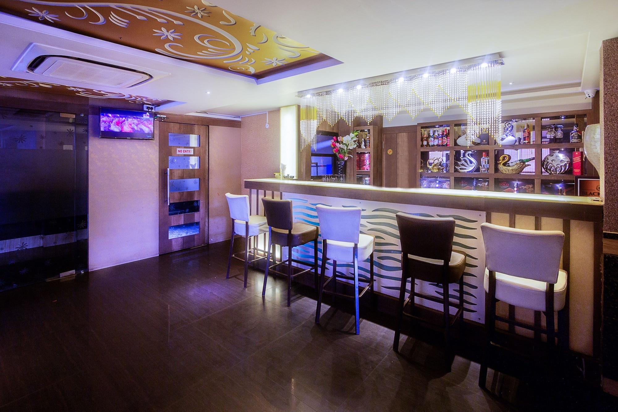 Bar/Salón Treebo Shivani