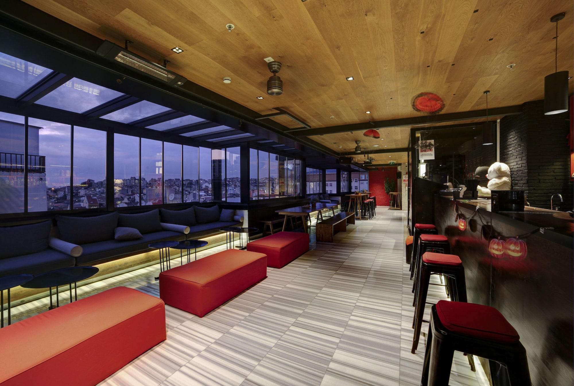 Bar/Salón Wabi Hostels