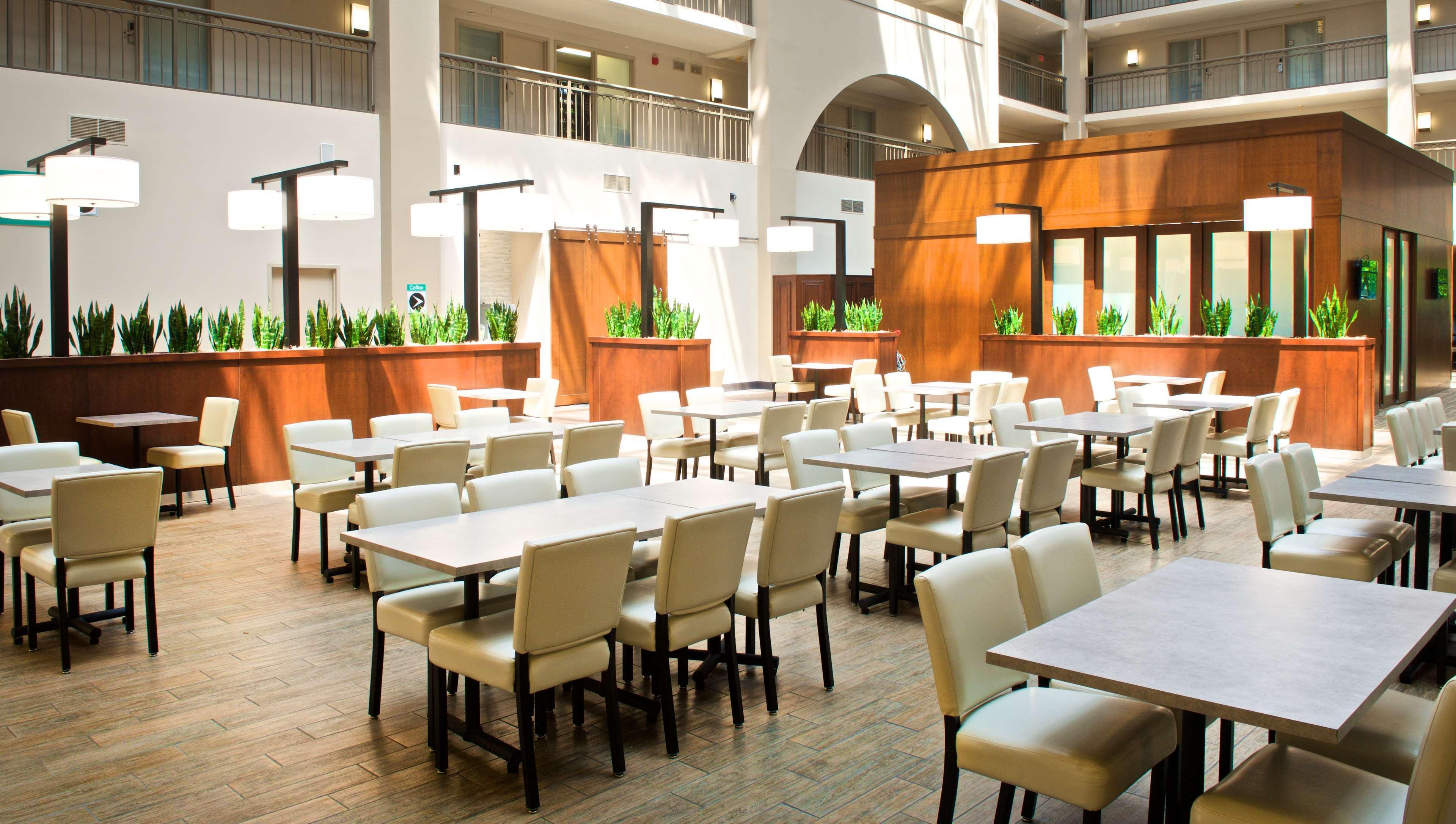 Restaurant Embassy Suites by Hilton Cincinnati Northeast Blue