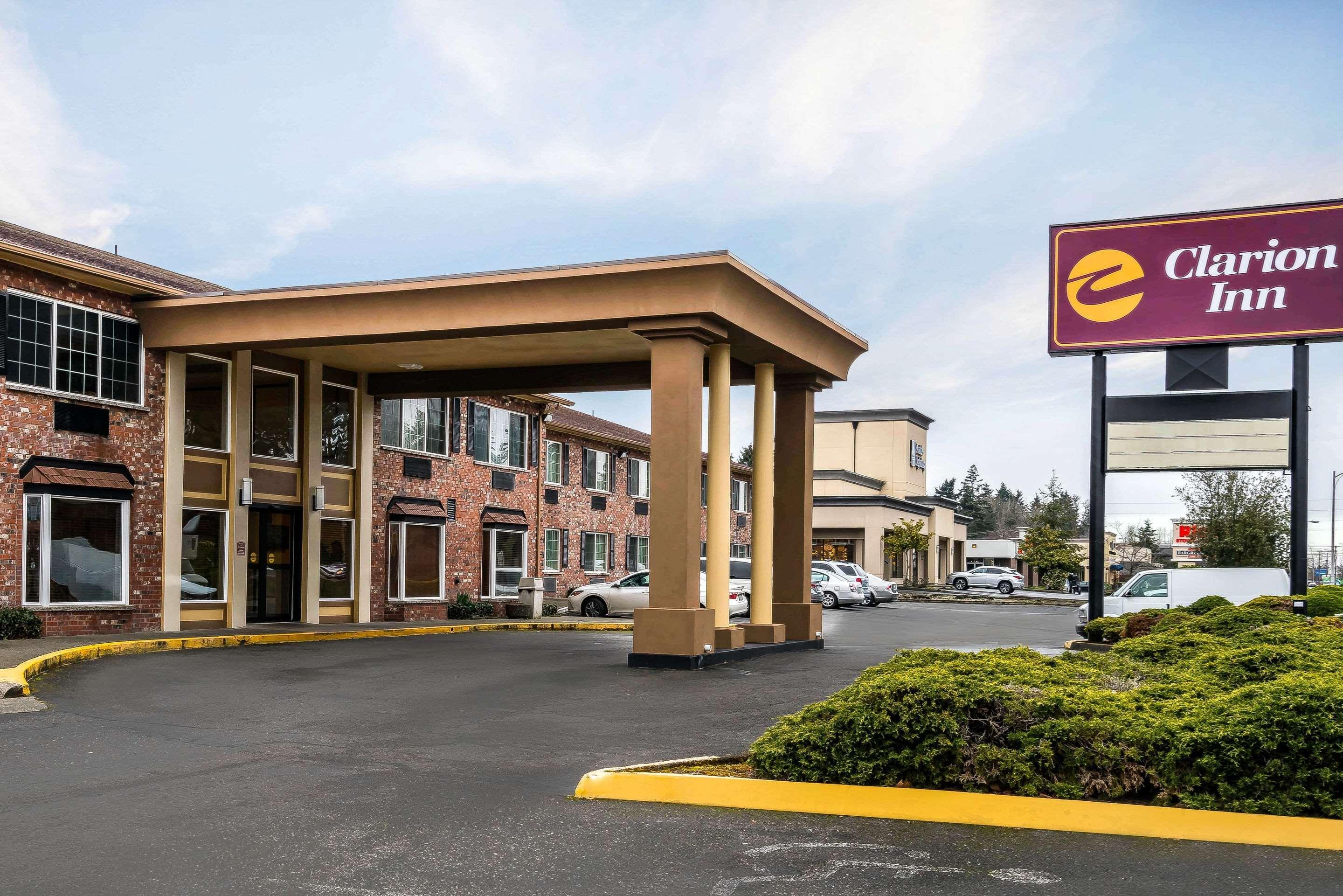 Vista Exterior Clarion Inn Near Jblm