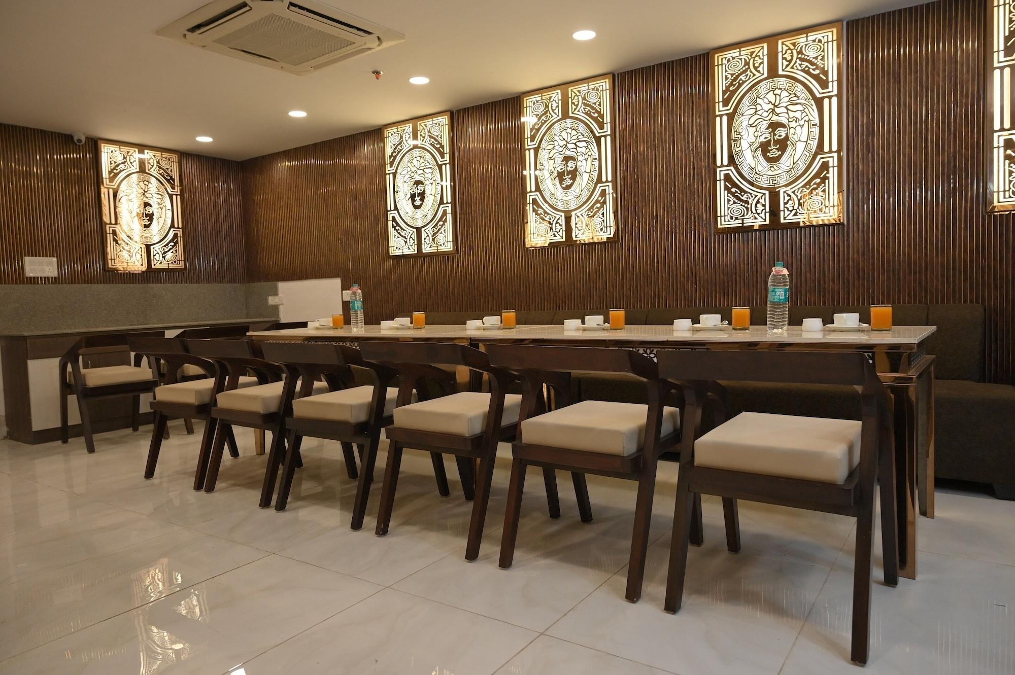 Restaurant Ayaan Residency