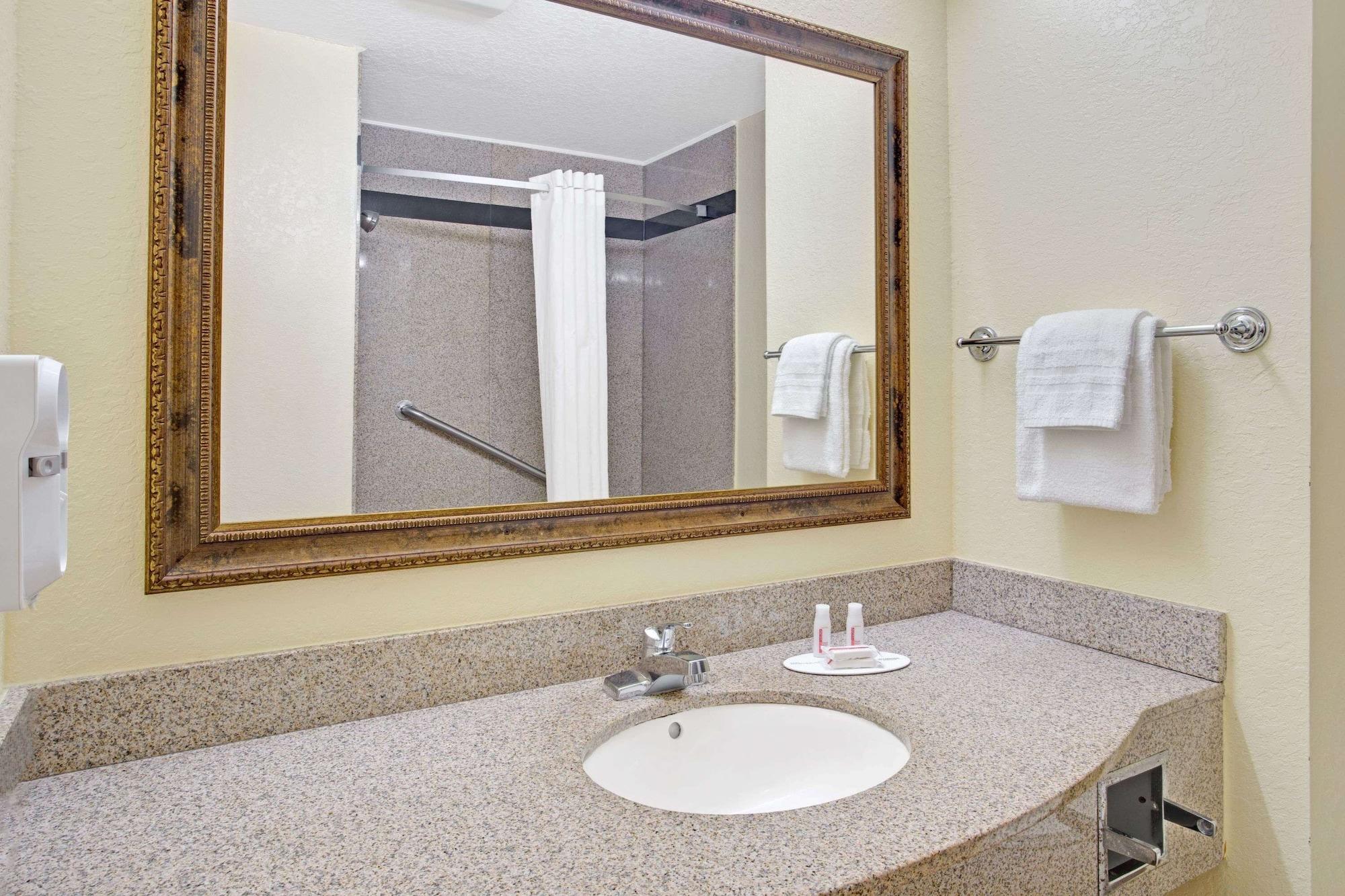 Equipamiento de Habitación Super 8 by Wyndham Daytona Beach