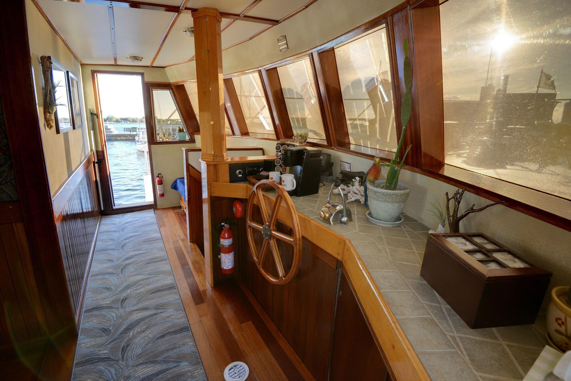Vista Lobby Making Waves Boatel