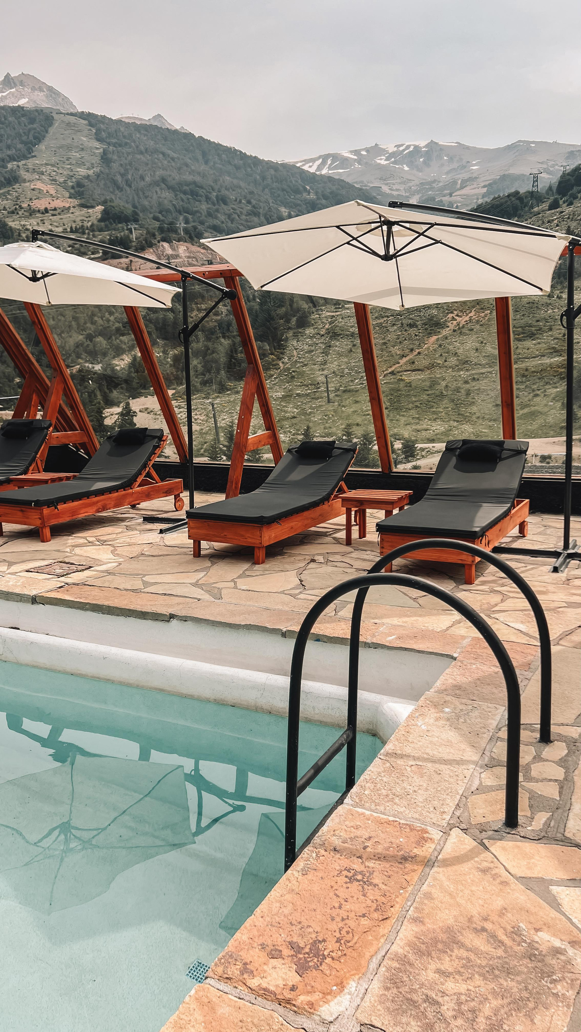 Vista Piscina Hotel Catedral Patagonia Ski & Wellness