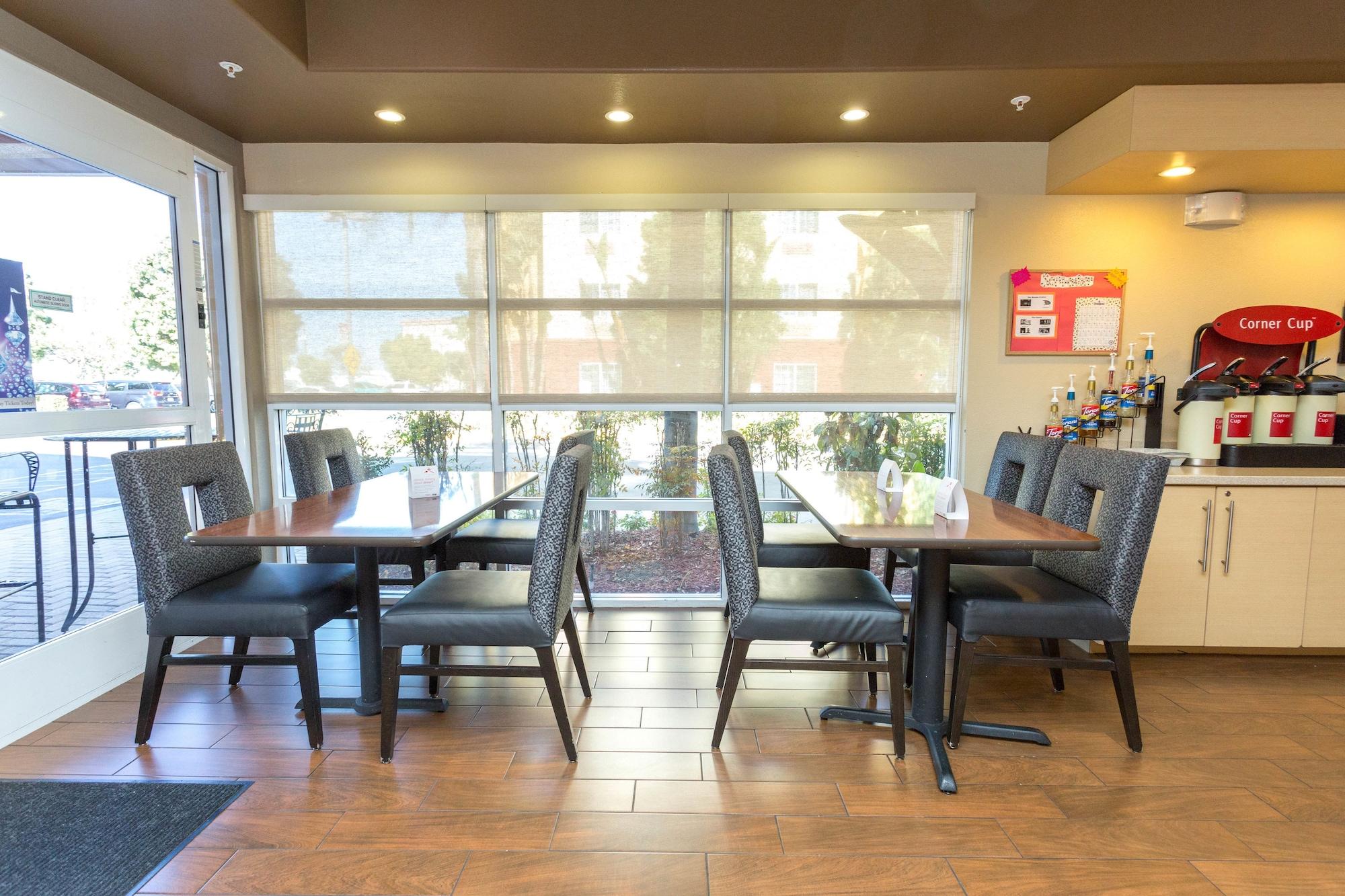 Vista Lobby TownePlace Suites By Marriott Anaheim Maingate Near Angel Stadium