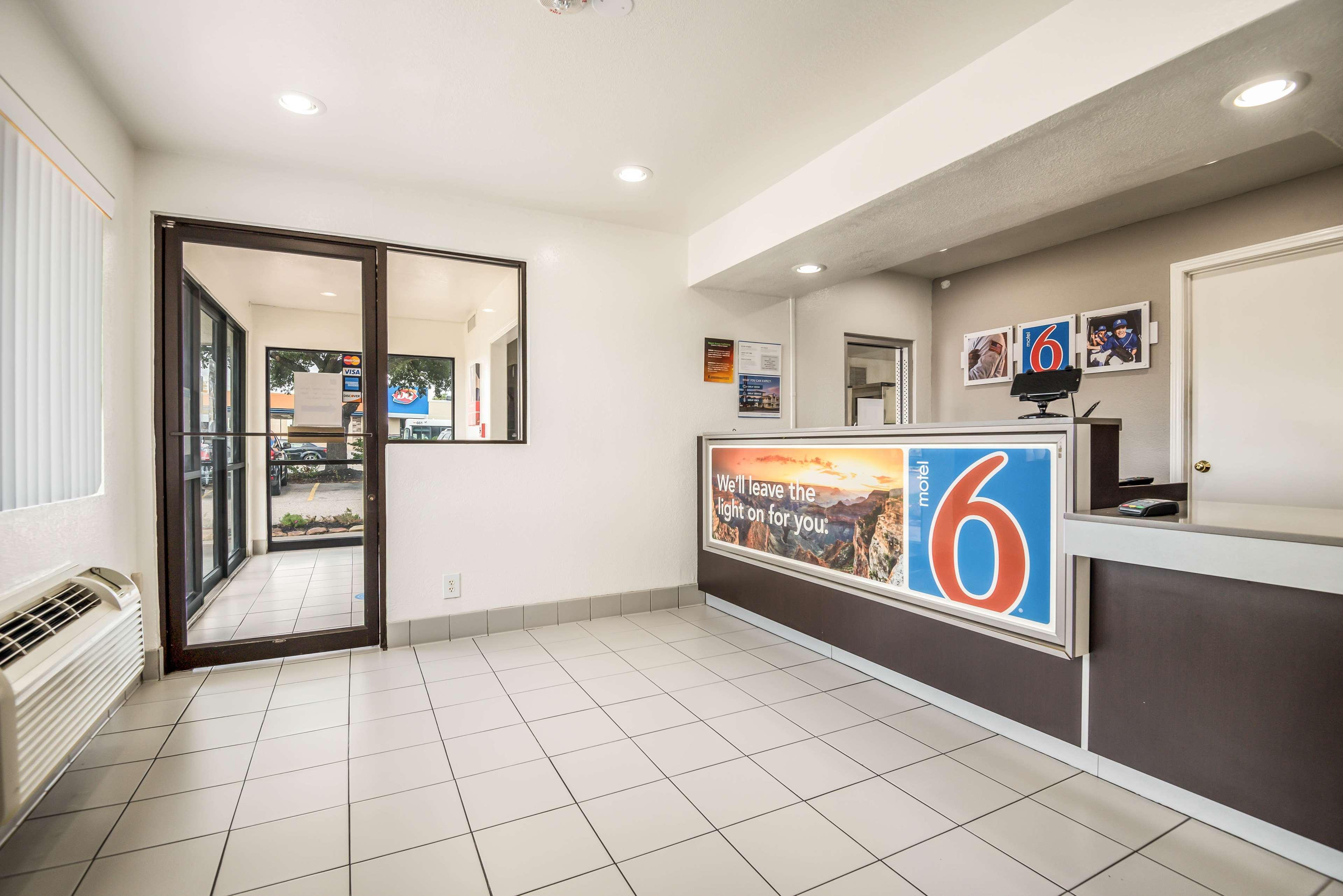 Vista Lobby Motel 6 College Station, TX - Bryan
