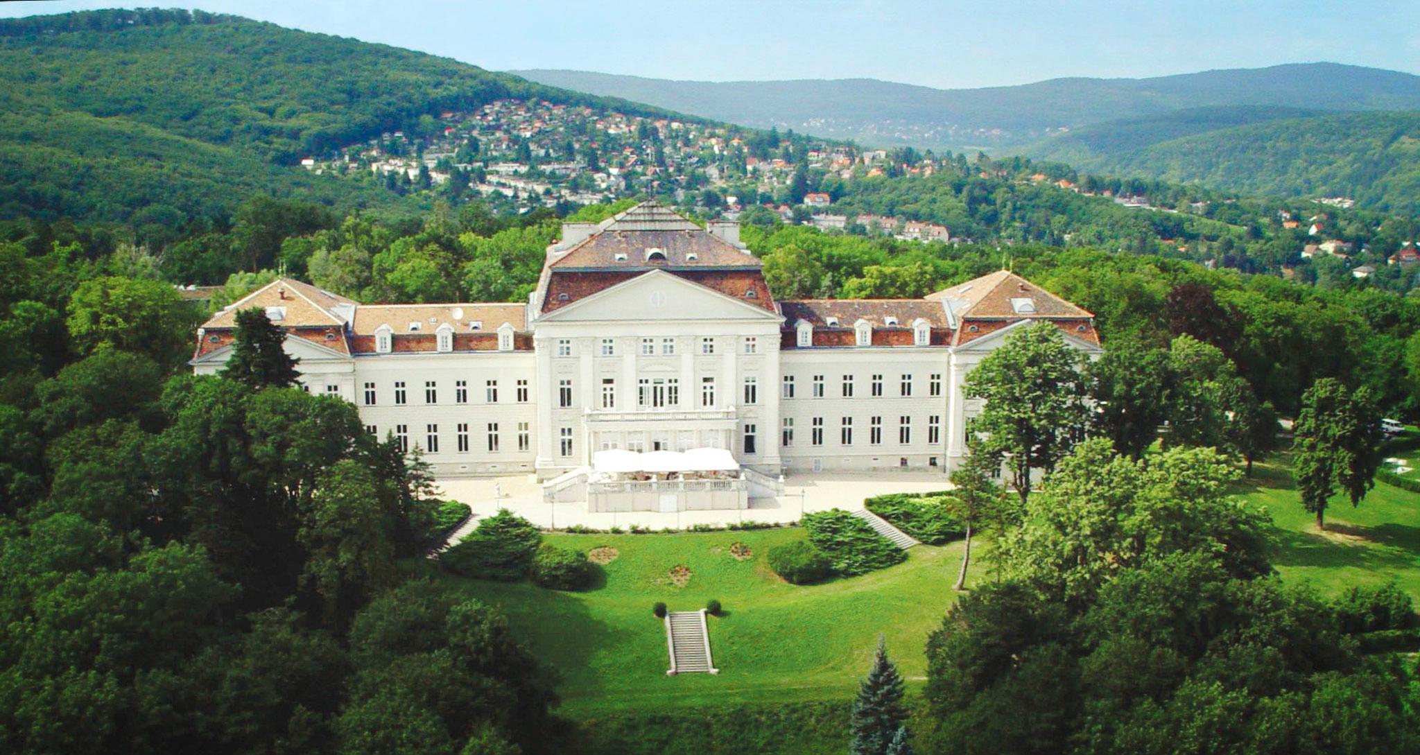 Vista da fachada Austria Trend Hotel Schloss Wilhelminenberg