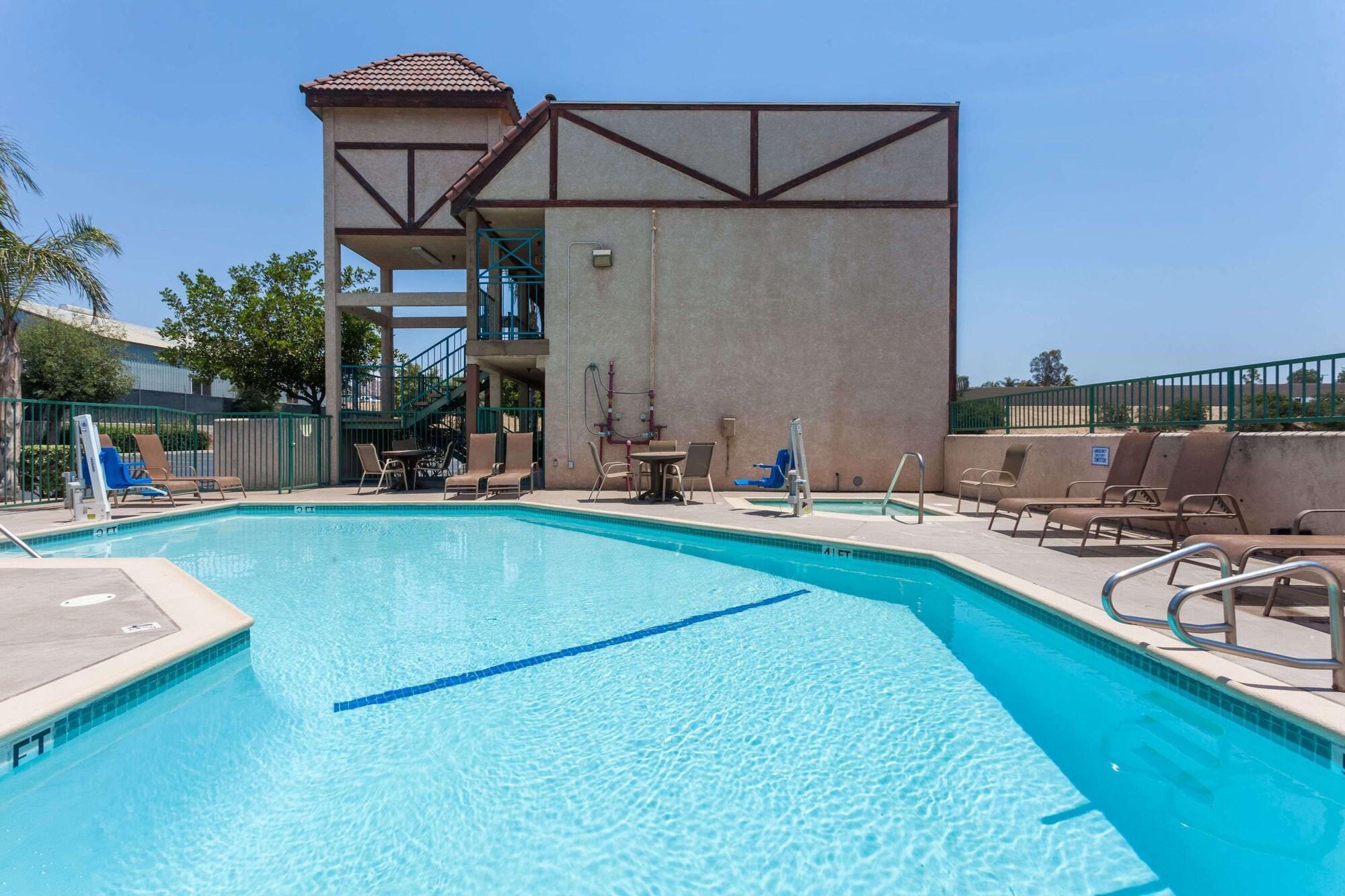 Vista Piscina Howard Johnson by Wyndham Norco