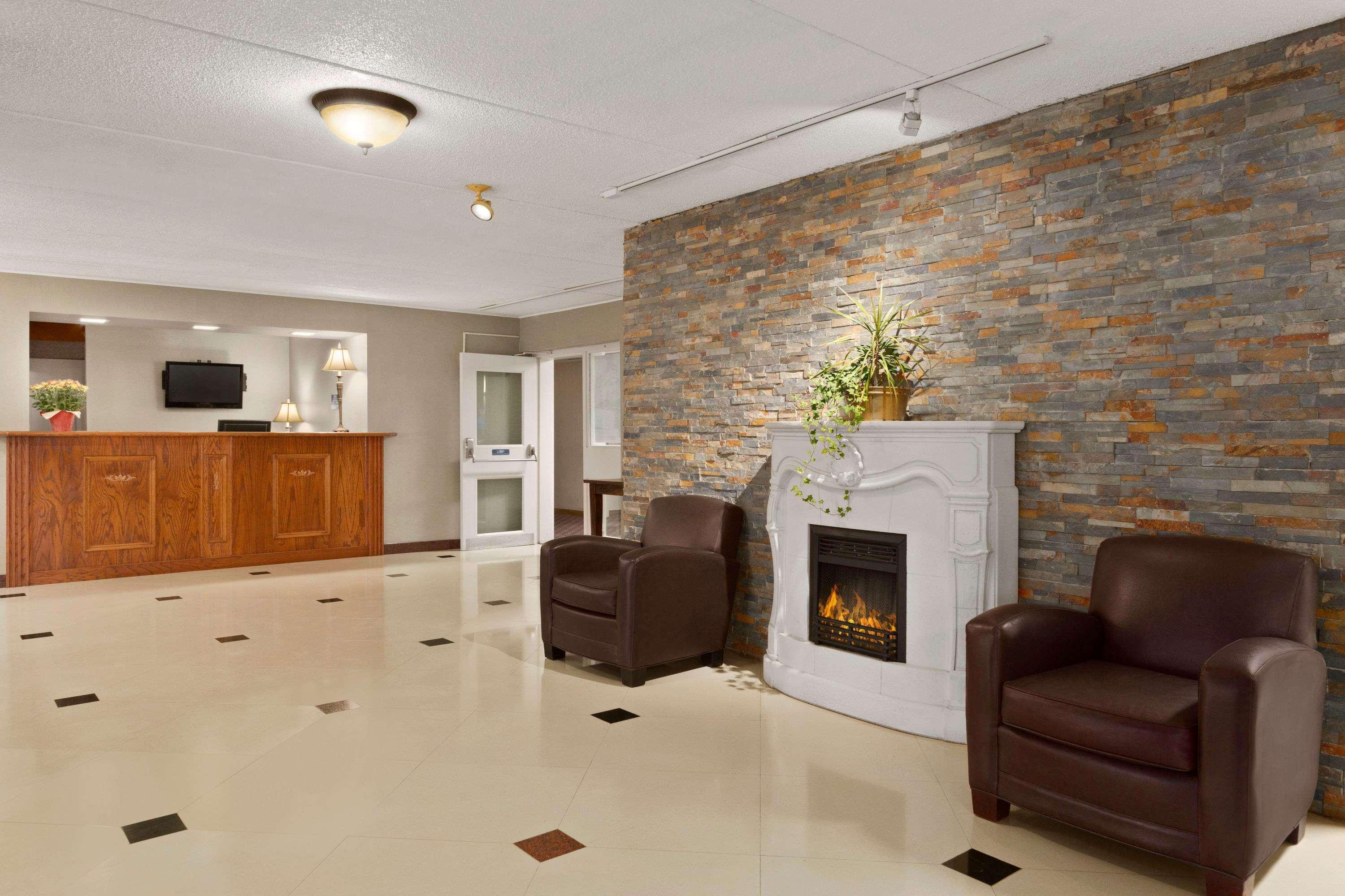 Vista Lobby Travelodge by Wyndham Owen Sound