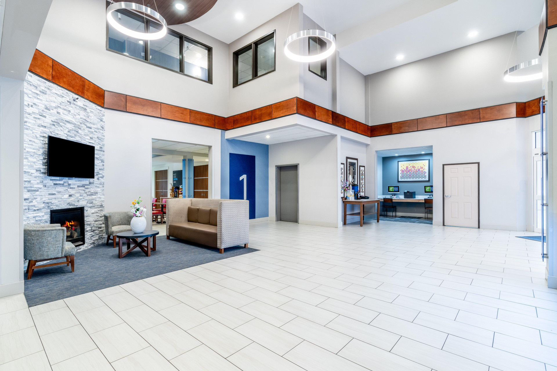 Vista Lobby Holiday Inn Express & Suites Denver North - Thornt