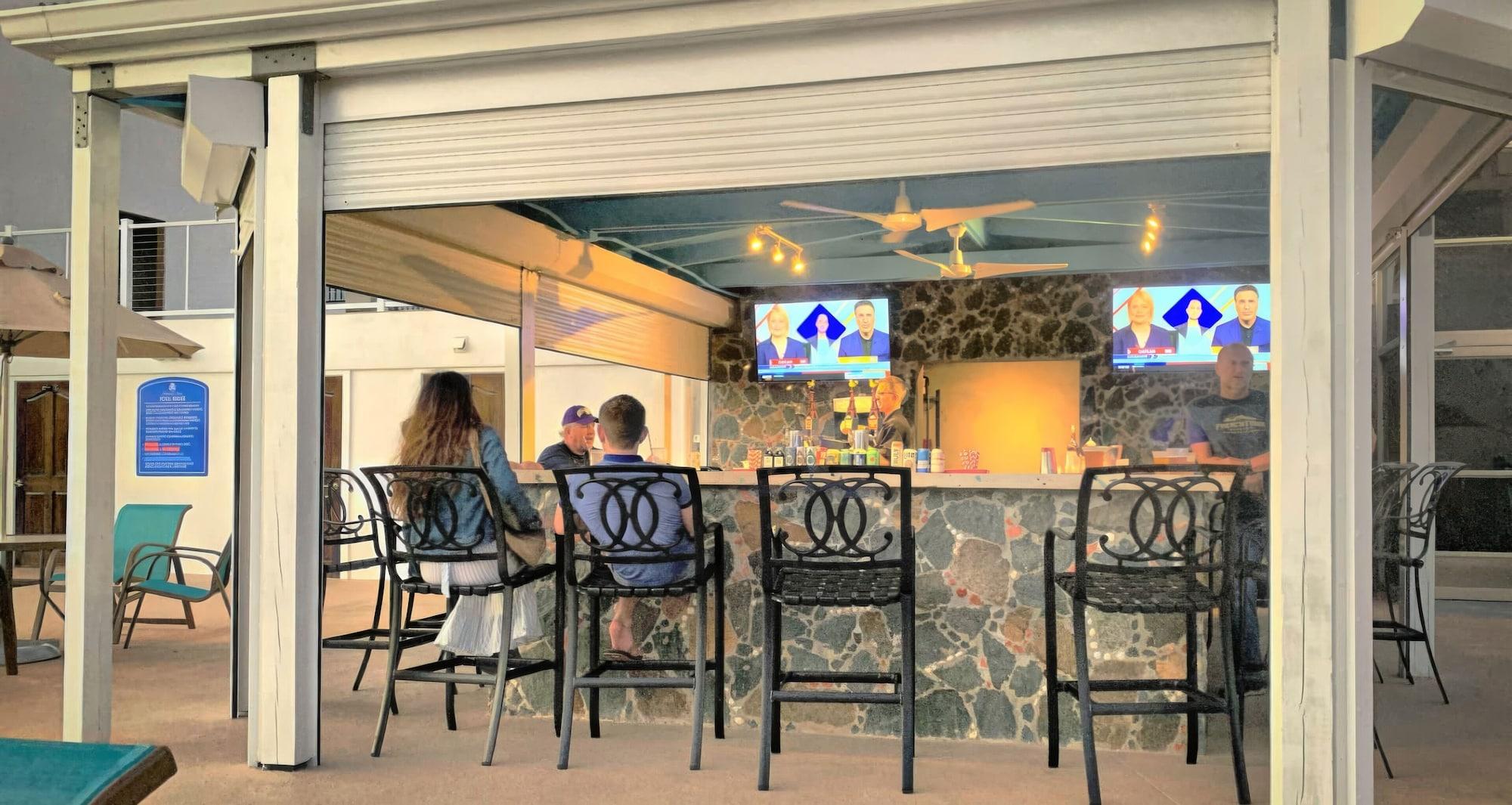 Bar/Salón Pirates Pension at Bluebeard's Castle
