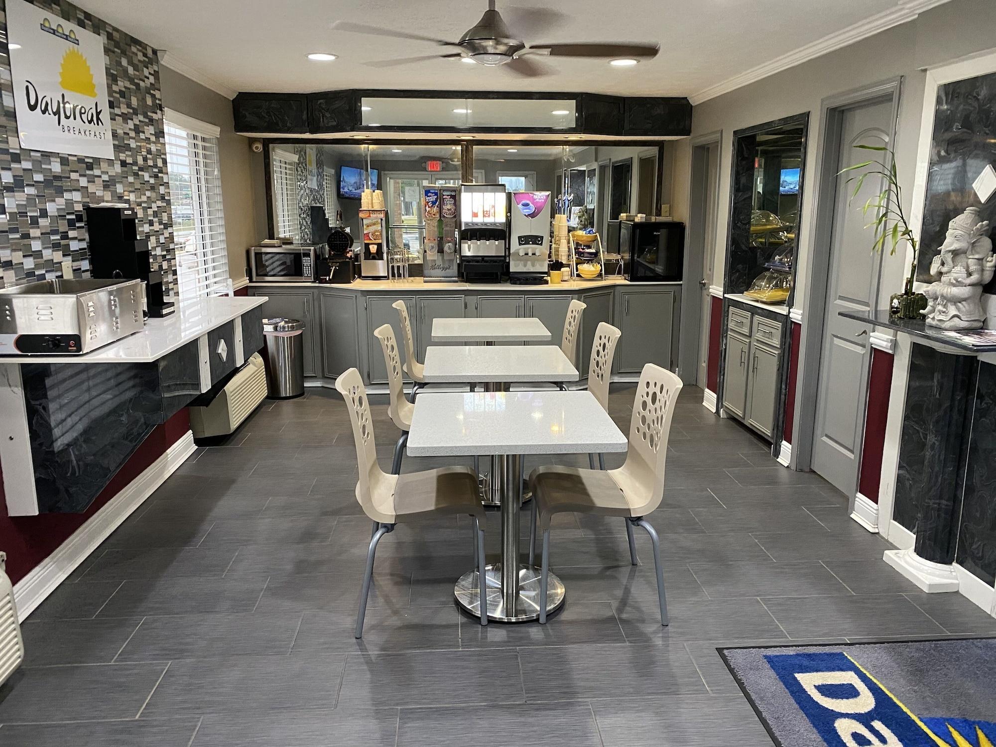 Restaurant Days Inn by Wyndham Forest