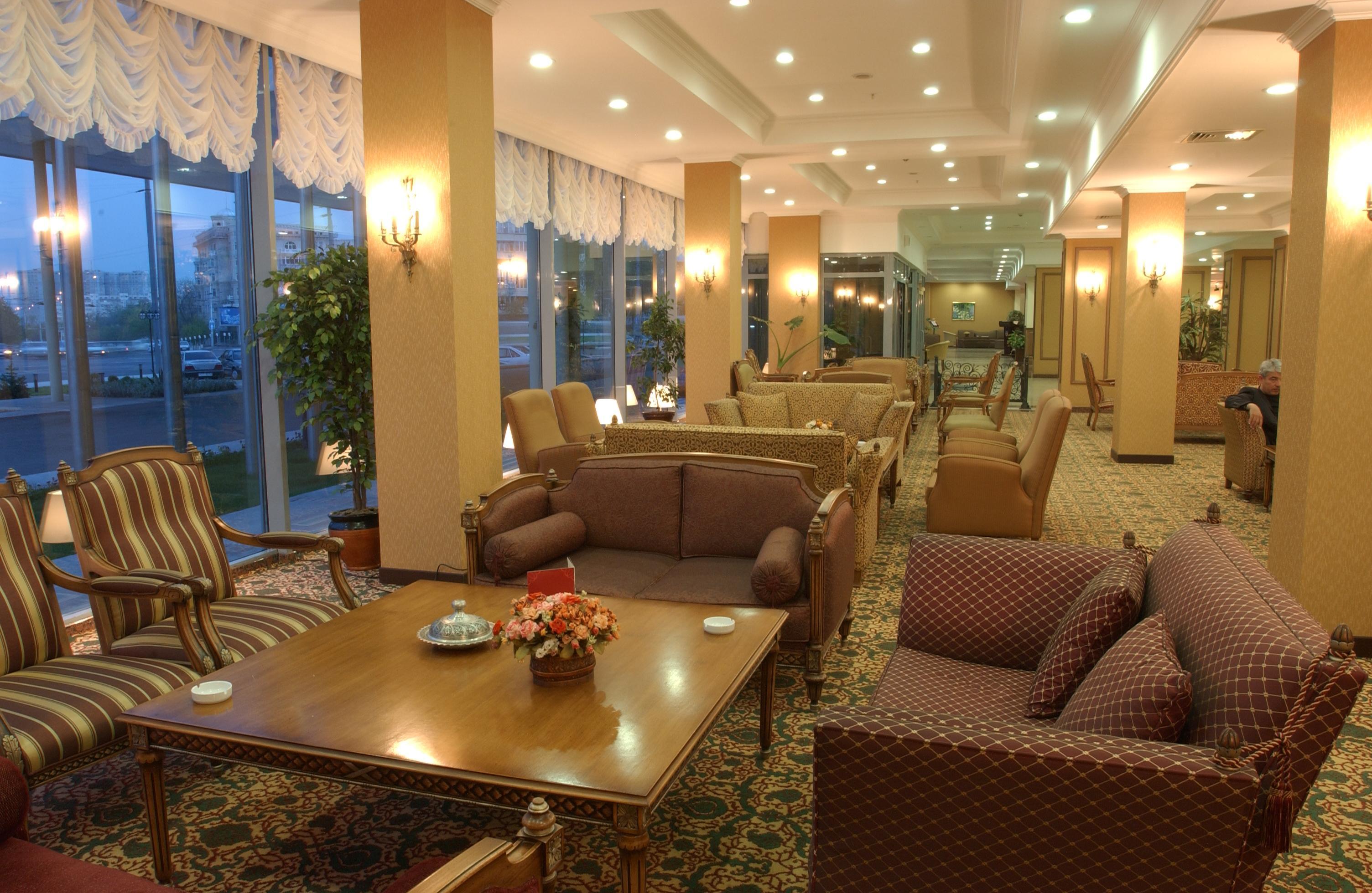 Vista Lobby Grand Mir Hotel