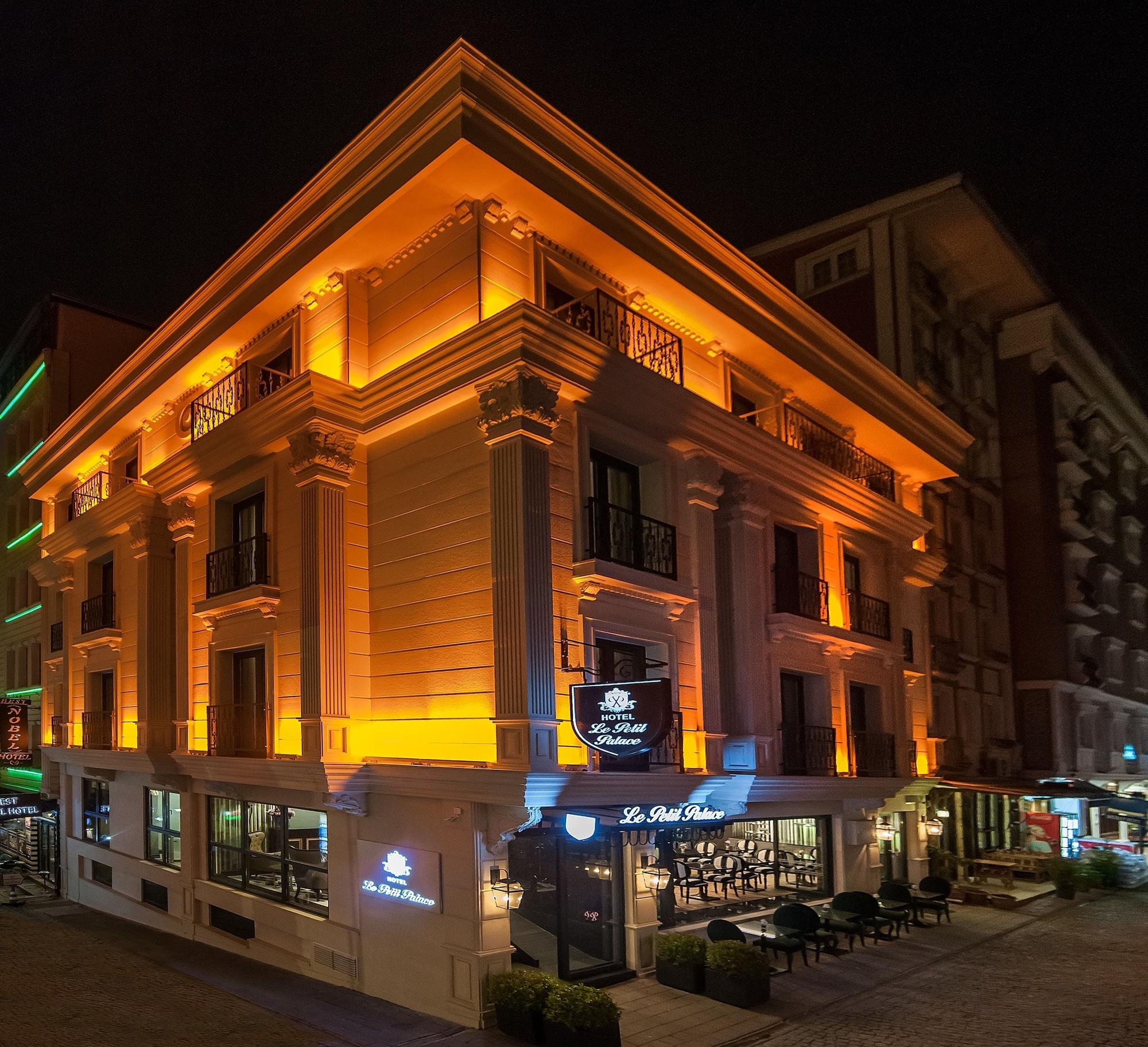 Varios Le Petit Palace Hotel